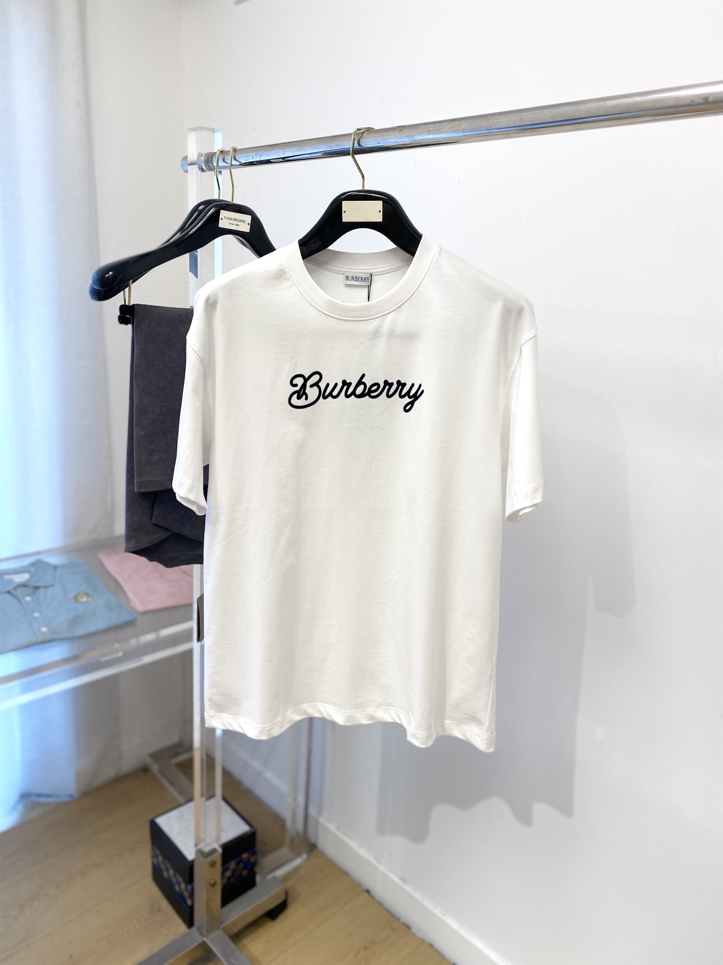 NO:472976,Burberry, the latest short-sleeved T-shirt in 2025, handsome and fashionable, exquisite embroidered letter logo on the chest, simple and versatile style. Fabric cotton is not only crisp, maintains a fashionable silhouette, but also comfortable to wear, with more delicate yarn, and size S-XXL, burberry, T-shirt, tees, t-shirt, alexander wang19860909巴宝莉、2025最新款短袖T恤,帅气时尚,胸口精致刺绣字母logo,简约百搭款.面料棉 不仅挺括,保持潮流的廓形,又穿着舒适,纱织更细腻,码数 S-XXL,,burberry,T-shirt,tees，t-shirt,alexander wang,Men's clothing