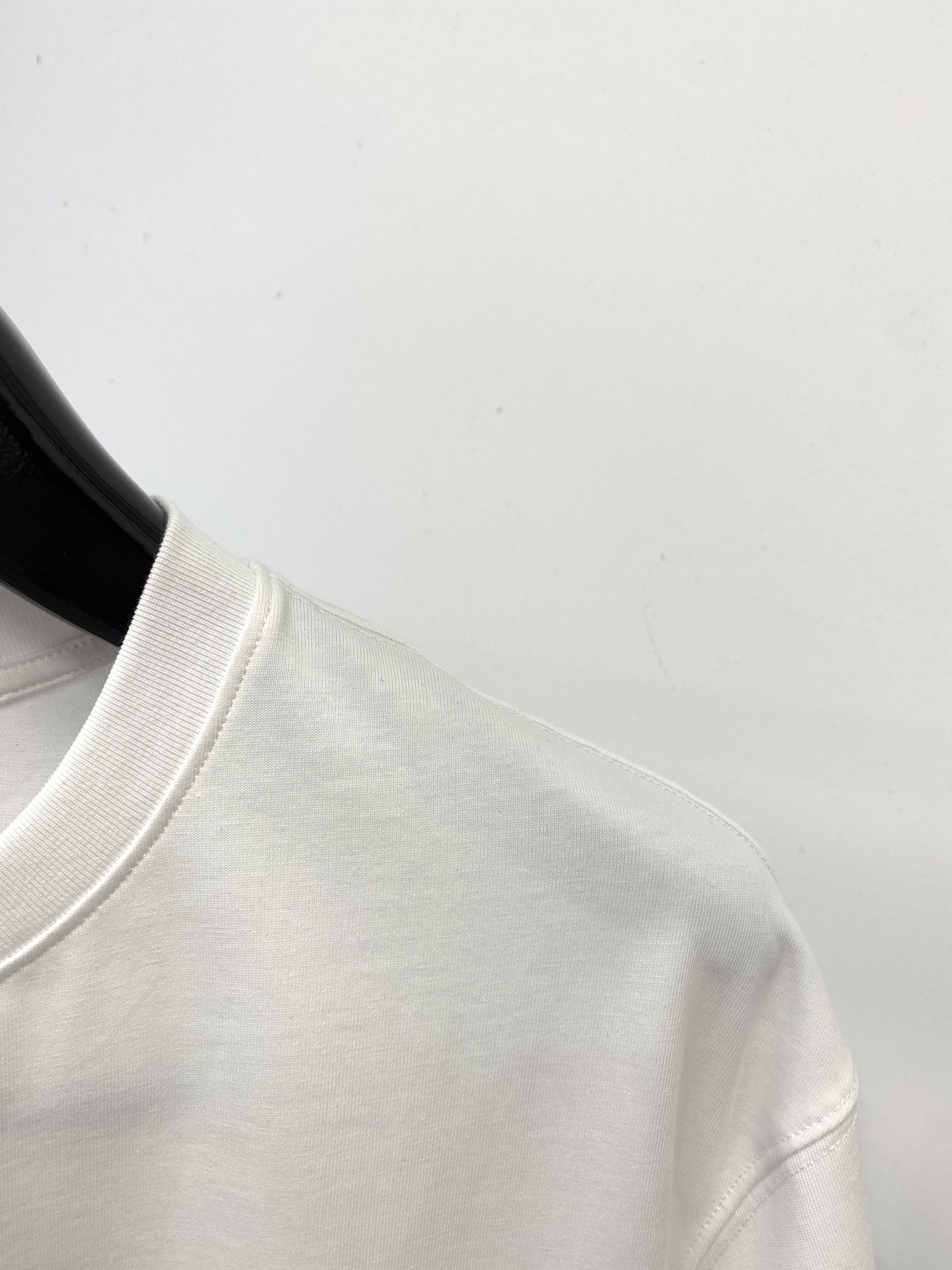 巴宝莉、2025最新款短袖T恤，帅气时尚，胸口精致刺绣字母logo，简约百搭款。面料棉 不仅挺括，保持潮