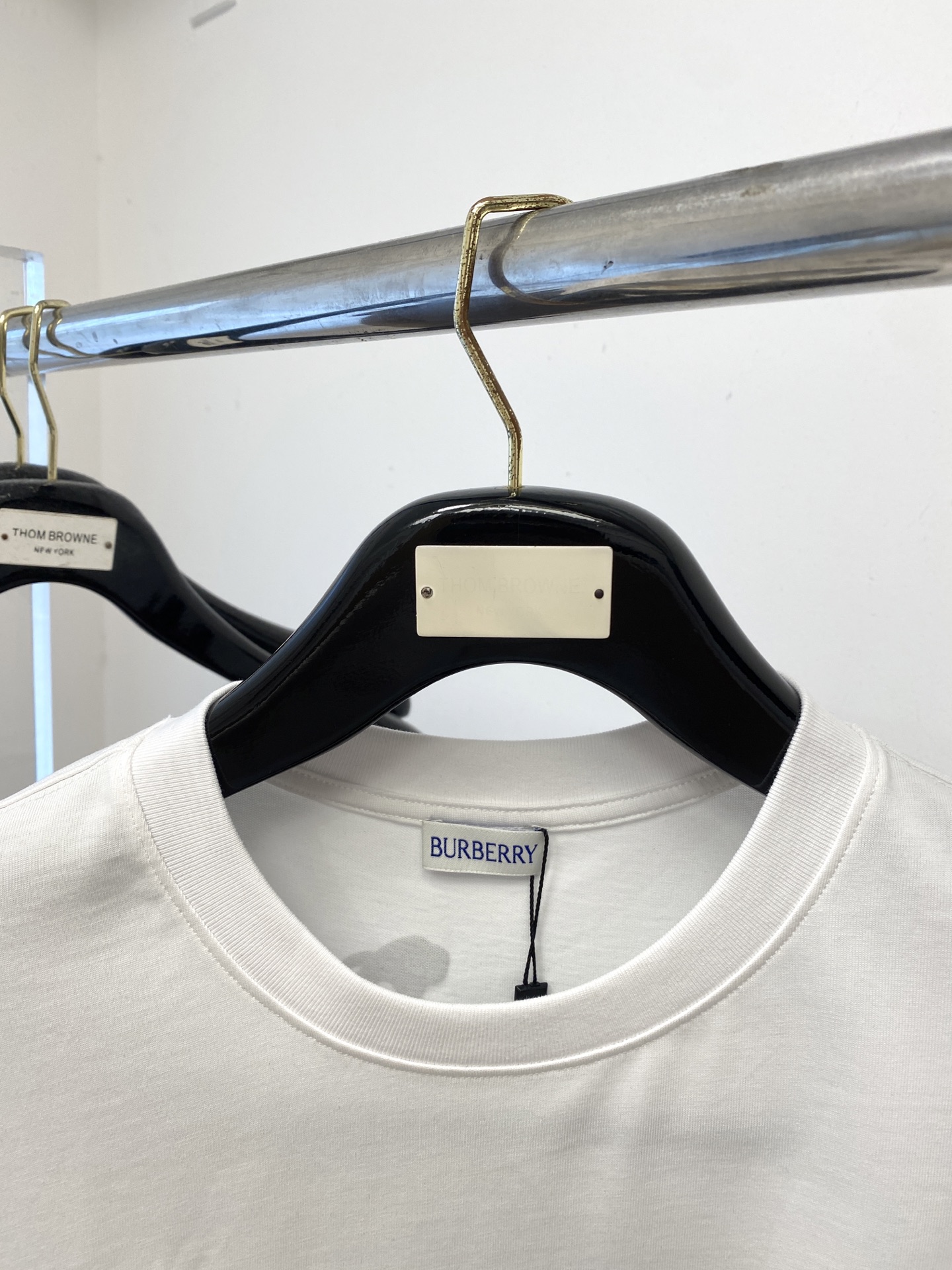 巴宝莉、2025最新款短袖T恤，帅气时尚，胸口精致刺绣字母logo，简约百搭款。面料棉 不仅挺括，保持潮