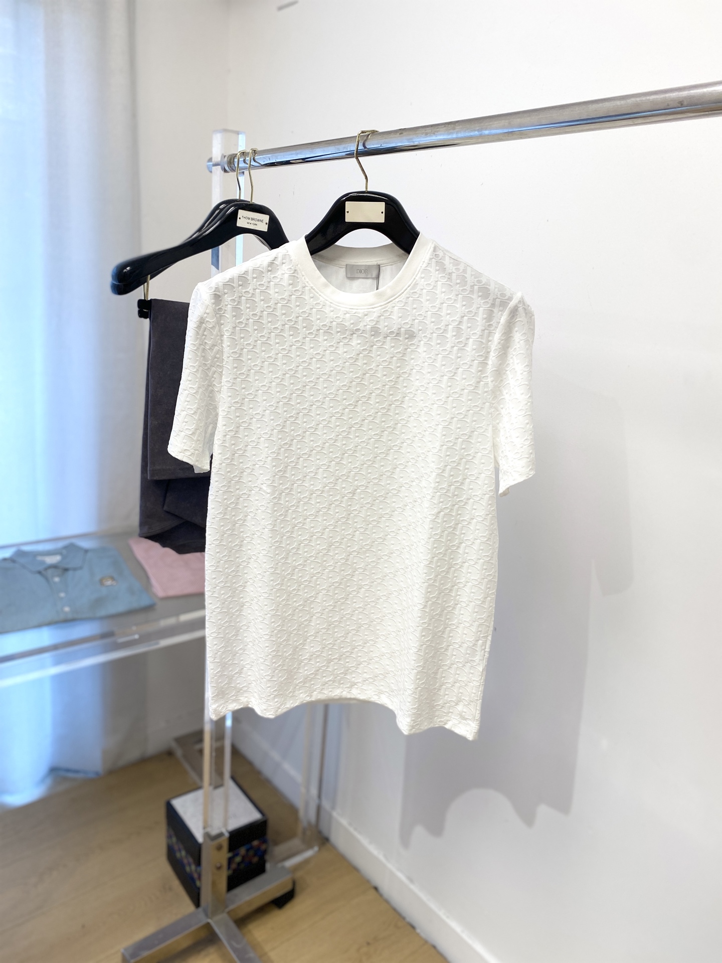 NO:472982,Dior, the latest short-sleeved T-shirt in 2025, handsome and fashionable, top digital positioning and woven letter logo, simple and versatile. Fabric cotton is not only crisp, maintains a fashionable silhouette, but also comfortable to wear, and the yarn is more delicate, and the number of codes M-3XL,,dior,T-shirt,tees,t-shirt,alexander wang19860909迪奥、2025最新款短袖T恤,帅气时尚,顶级数码定位定织字母logo,简约百搭款.面料棉 不仅挺括,保持潮流的廓形,又穿着舒适,纱织更细腻,码数 M-3XL,,dior,T-shirt,tees，t-shirt,alexander wang,Men's clothing