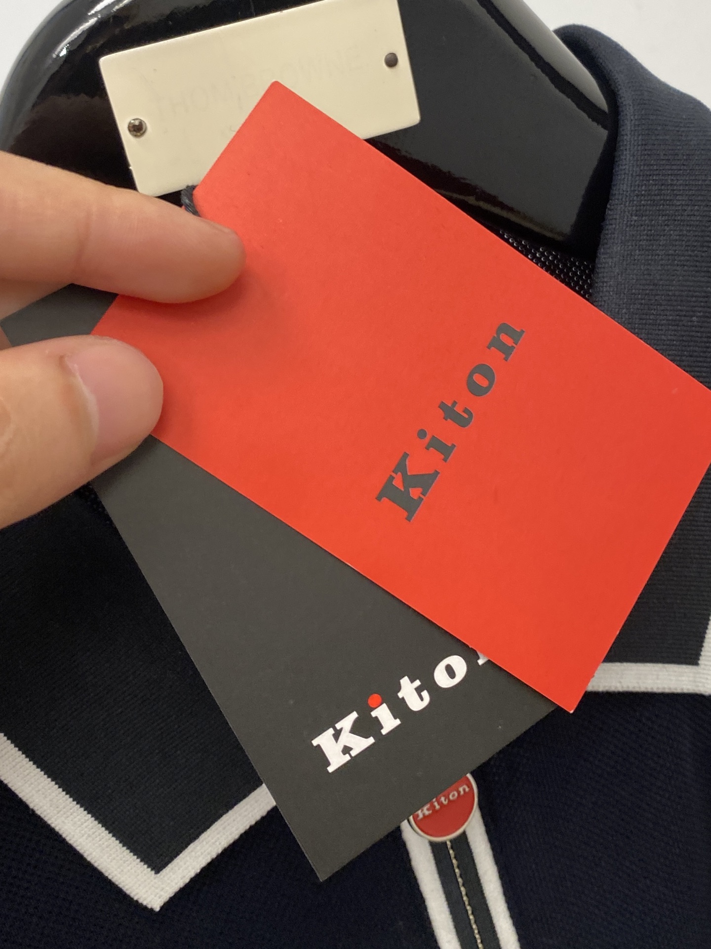 Kiton、2025最新款短袖T恤，帅气时尚，原版五金辅料logo，简约百搭款。面料棉 不仅挺括，保持潮