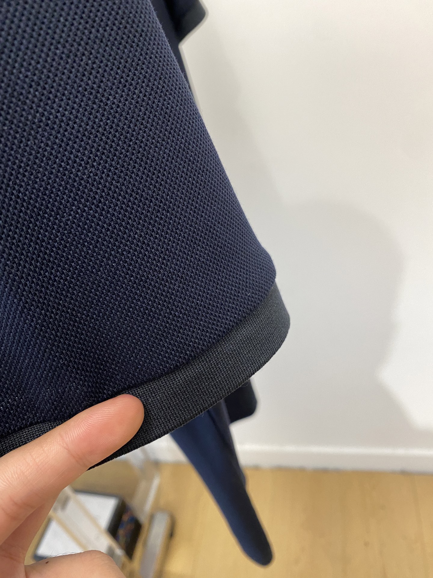 Kiton、2025最新款短袖T恤，帅气时尚，原版五金辅料logo，简约百搭款。面料棉 不仅挺括，保持潮