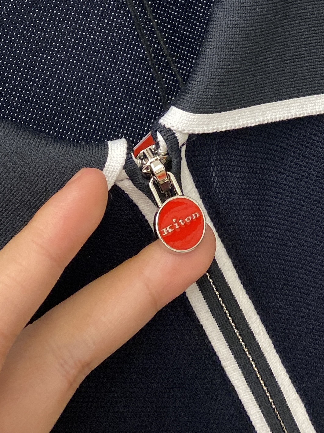 Kiton、2025最新款短袖T恤，帅气时尚，原版五金辅料logo，简约百搭款。面料棉 不仅挺括，保持潮