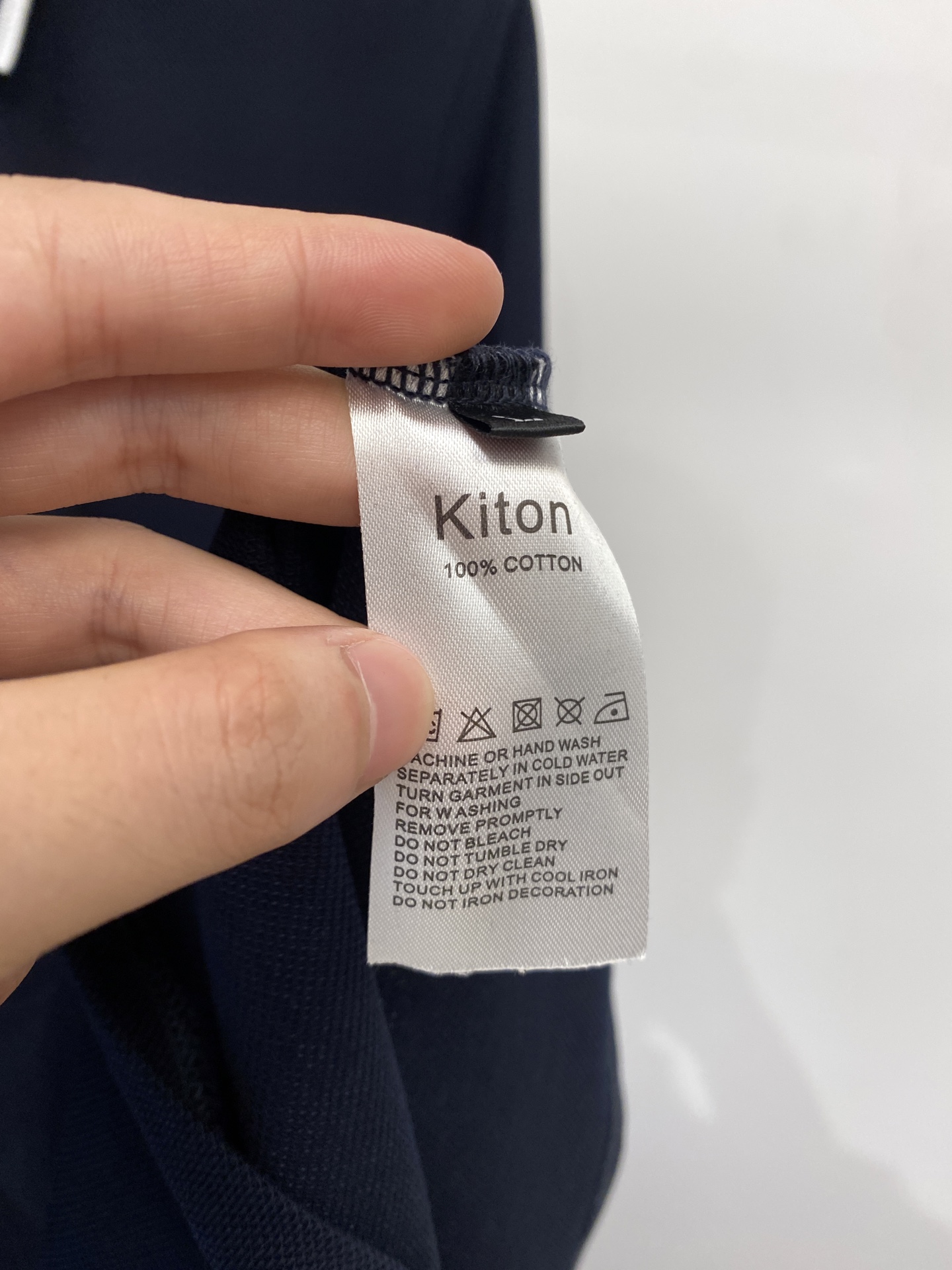 Kiton、2025最新款短袖T恤，帅气时尚，原版五金辅料logo，简约百搭款。面料棉 不仅挺括，保持潮
