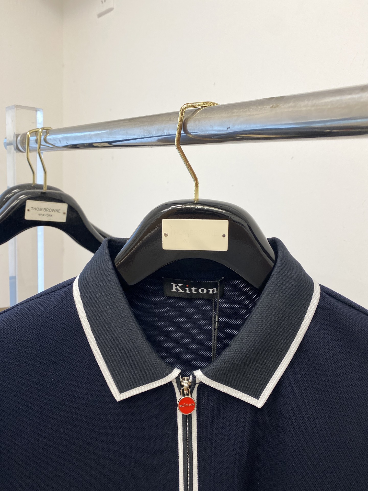 Kiton、2025最新款短袖T恤，帅气时尚，原版五金辅料logo，简约百搭款。面料棉 不仅挺括，保持潮