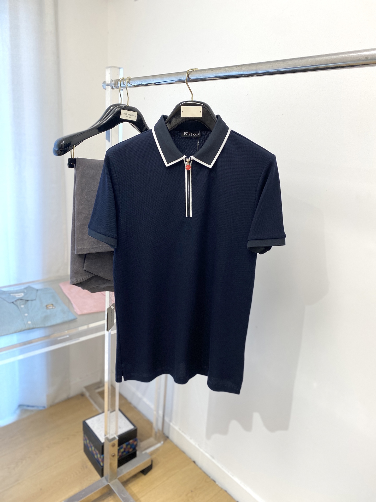 Kiton、2025最新款短袖T恤，帅气时尚，原版五金辅料logo，简约百搭款。面料棉 不仅挺括，保持潮