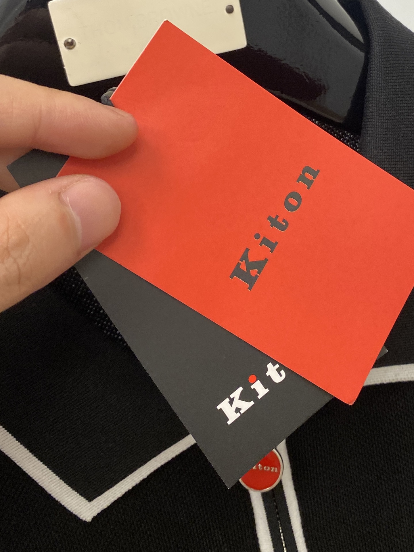Kiton、2025最新款短袖T恤，帅气时尚，原版五金辅料logo，简约百搭款。面料棉 不仅挺括，保持潮