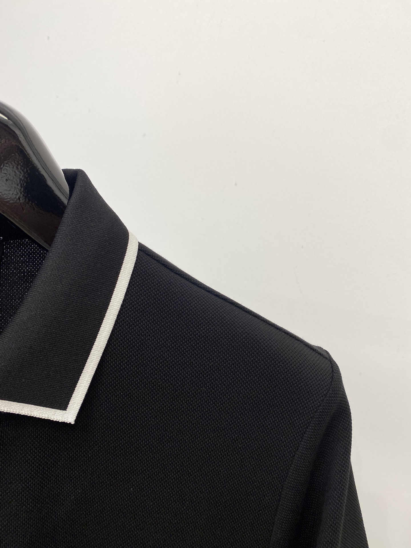 Kiton、2025最新款短袖T恤，帅气时尚，原版五金辅料logo，简约百搭款。面料棉 不仅挺括，保持潮