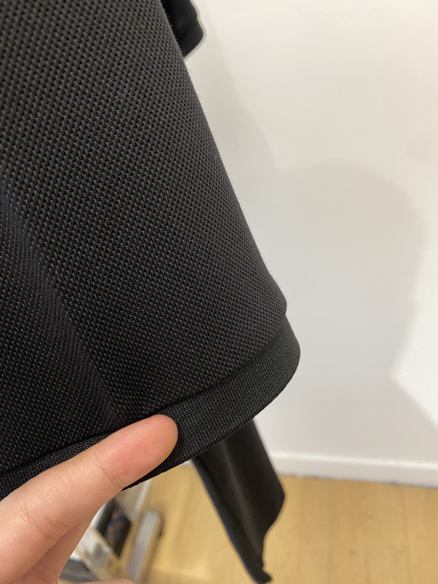 Kiton、2025最新款短袖T恤，帅气时尚，原版五金辅料logo，简约百搭款。面料棉 不仅挺括，保持潮