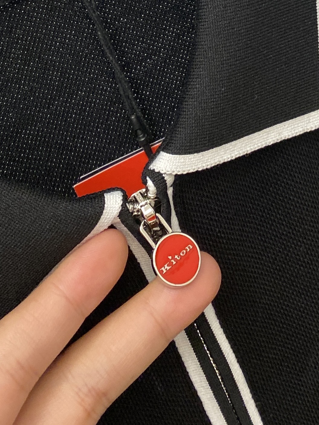 Kiton、2025最新款短袖T恤，帅气时尚，原版五金辅料logo，简约百搭款。面料棉 不仅挺括，保持潮