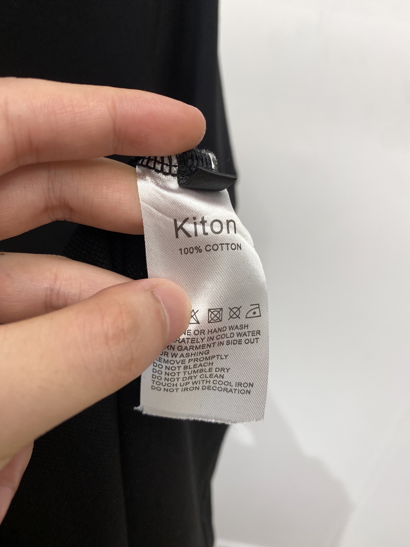 Kiton、2025最新款短袖T恤，帅气时尚，原版五金辅料logo，简约百搭款。面料棉 不仅挺括，保持潮