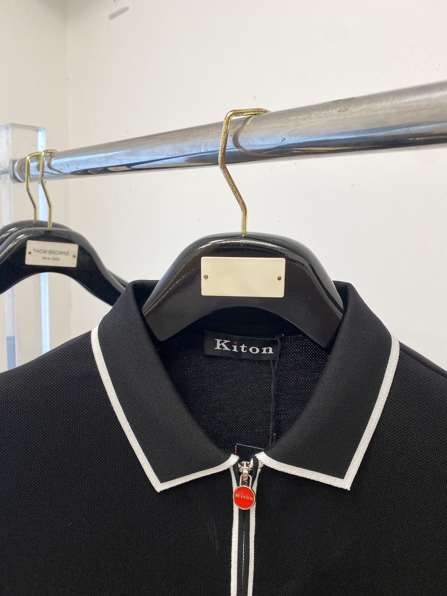 Kiton、2025最新款短袖T恤，帅气时尚，原版五金辅料logo，简约百搭款。面料棉 不仅挺括，保持潮