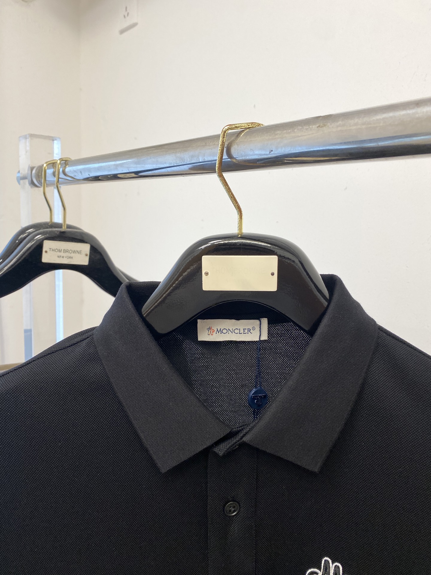 蒙口、2025最新款短袖T恤，帅气时尚，胸去精致刺绣字母logo，简约百搭款。面料棉 不仅挺括，保持潮流