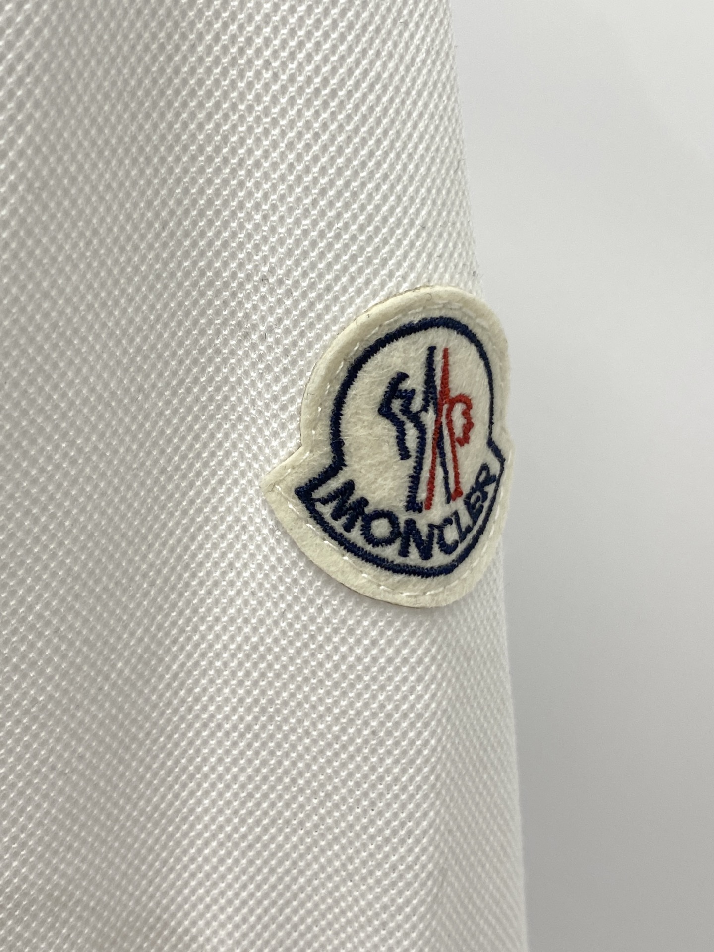 蒙口、2025最新款短袖T恤，帅气时尚，胸去精致刺绣字母logo，简约百搭款。面料棉 不仅挺括，保持潮流