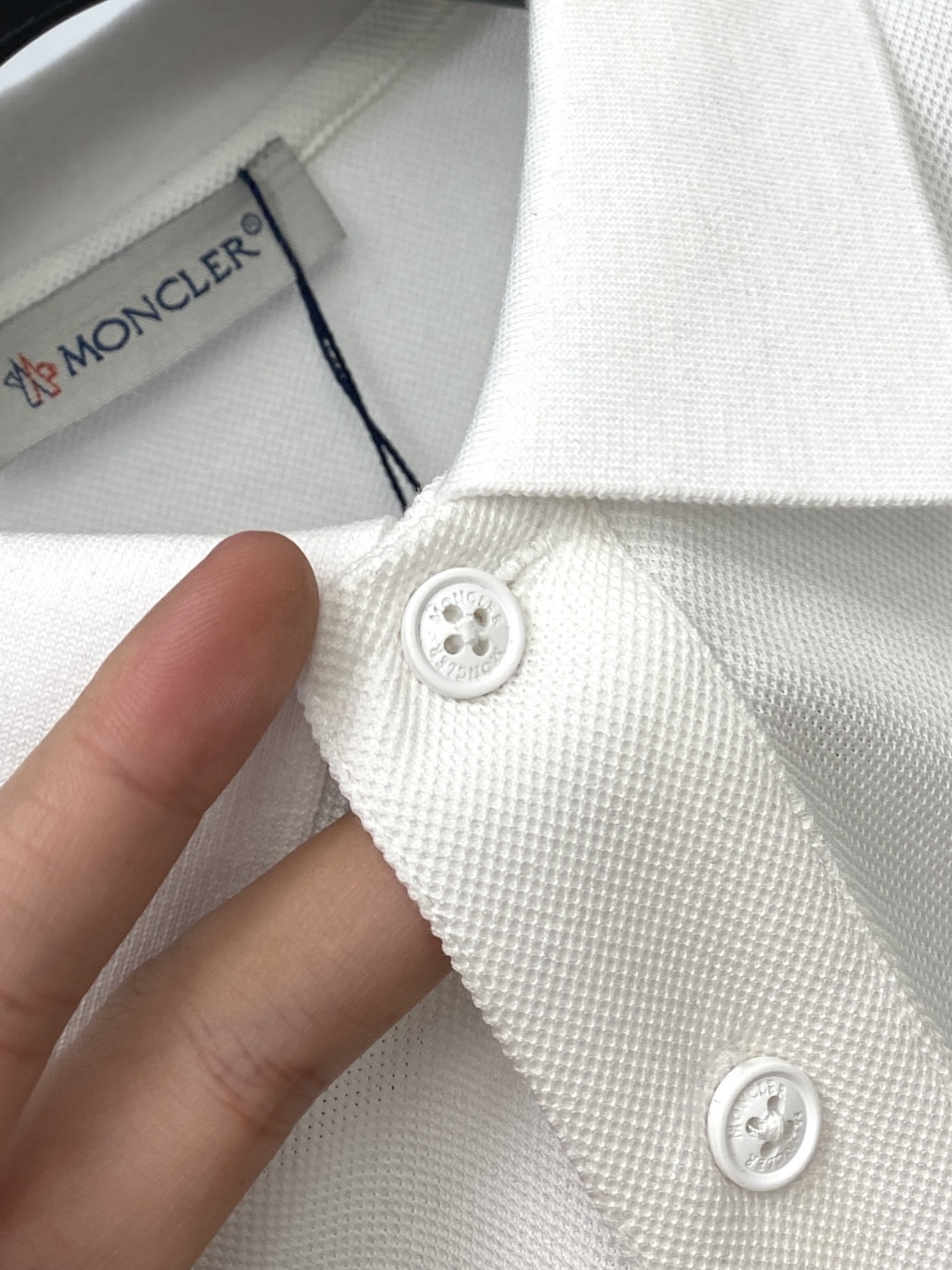 蒙口、2025最新款短袖T恤，帅气时尚，胸去精致刺绣字母logo，简约百搭款。面料棉 不仅挺括，保持潮流