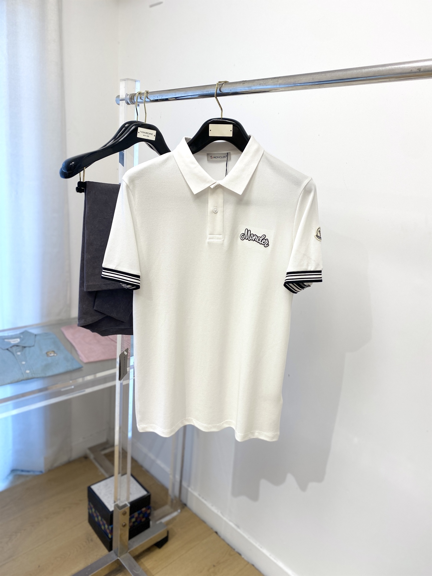 NO:472937,The latest short-sleeved T-shirt in 2025, handsome and fashionable, exquisite embroidered letter logo with chest, simple and versatile style. The fabric cotton is not only crisp, maintains the trendy silhouette, but also comfortable to wear, and the yarn is more delicate, and the number of codes M-3XL, Moncler, T-shirt,tees, t-shirt,alexander wang19860909蒙口、2025最新款短袖T恤,帅气时尚,胸去精致刺绣字母logo,简约百搭款.面料棉 不仅挺括,保持潮流的廓形,又穿着舒适,纱织更细腻,码数 M-3XL,,Moncler,T-shirt,tees，t-shirt,alexander wang,Men's clothing