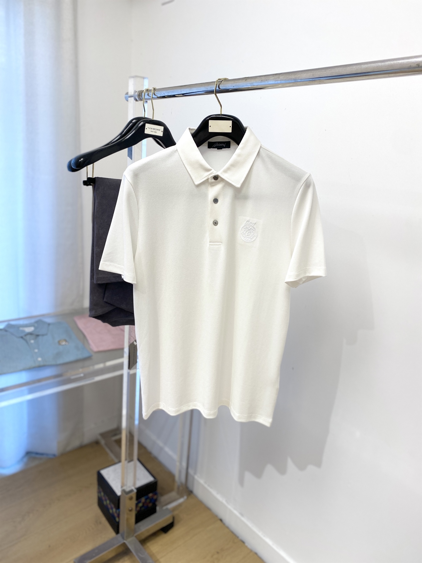 NO:472941,Buomi fashion brand, the latest short-sleeved T-shirt in 2025, handsome and fashionable, exquisite embroidered pattern letter logo on the chest, simple and versatile style. The fabric cotton is not only crisp, maintains the trendy silhouette, and is comfortable to wear, and the yarn is more delicate, the number M-3XL, T-shirt,tees, t-shirt,alexander wang19860909Buomi 时尚潮牌、2025最新款短袖T恤,帅气时尚,胸前精致刺绣图案字母logo,简约百搭款.面料棉 不仅挺括,保持潮流的廓形,又穿着舒适,纱织更细腻,码数M-3XL,,T-shirt,tees，t-shirt,alexander wang,Men's clothing