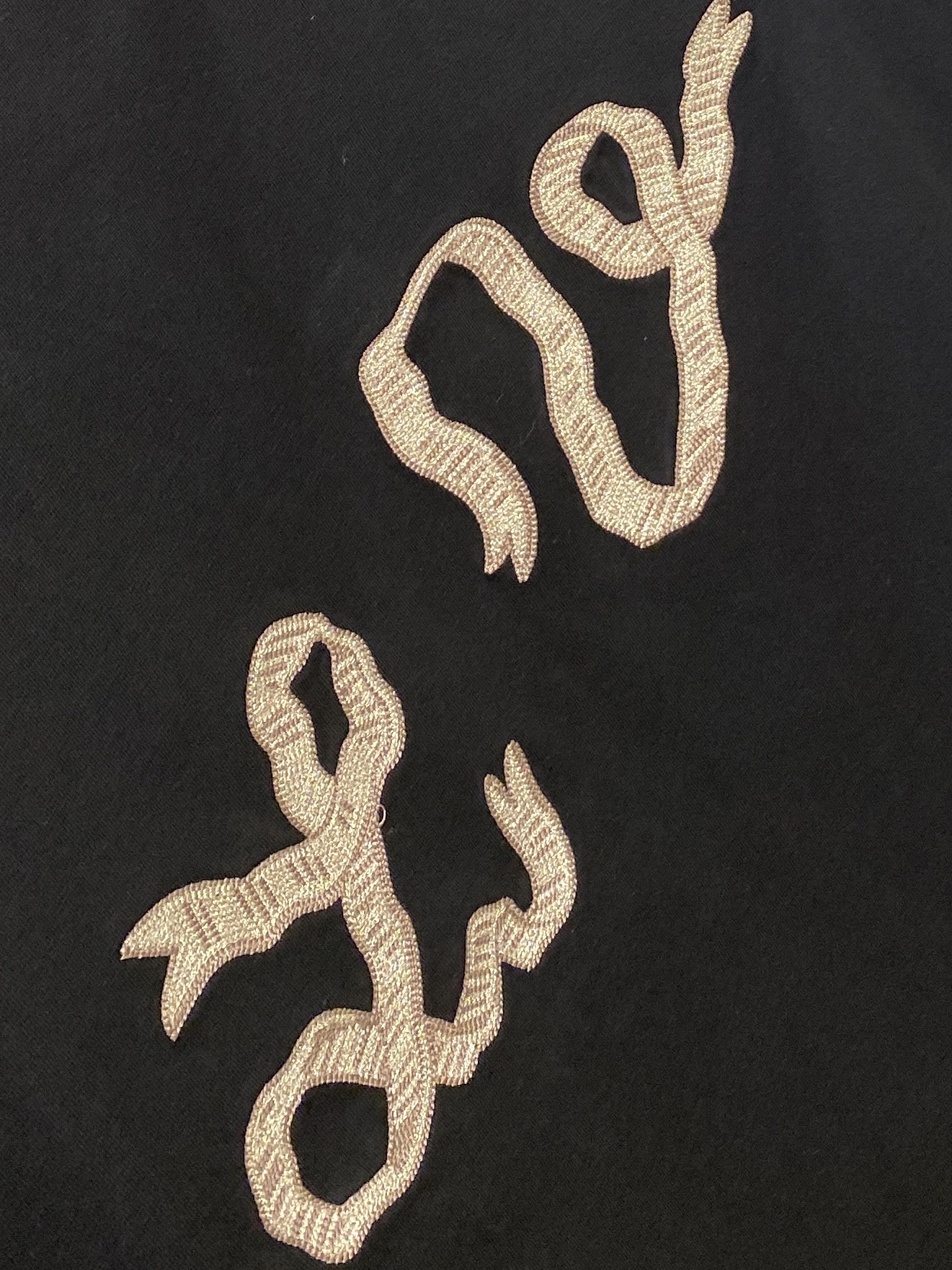 路易威登、2025最新款短袖T恤，帅气时尚，胸口精致刺绣字母logo，简约百搭款。面料棉 不仅挺括，保持