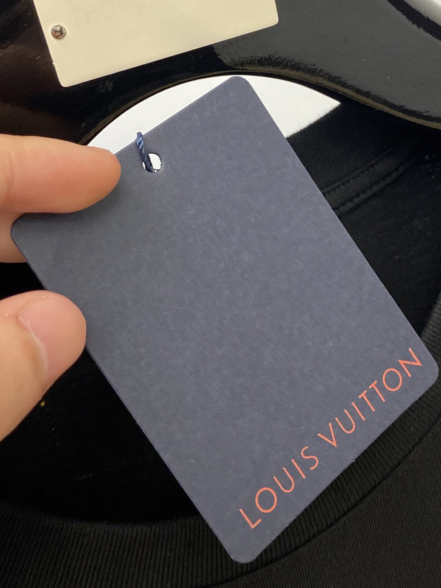 路易威登、2025最新款短袖T恤，帅气时尚，胸口精致刺绣字母logo，简约百搭款。面料棉 不仅挺括，保持