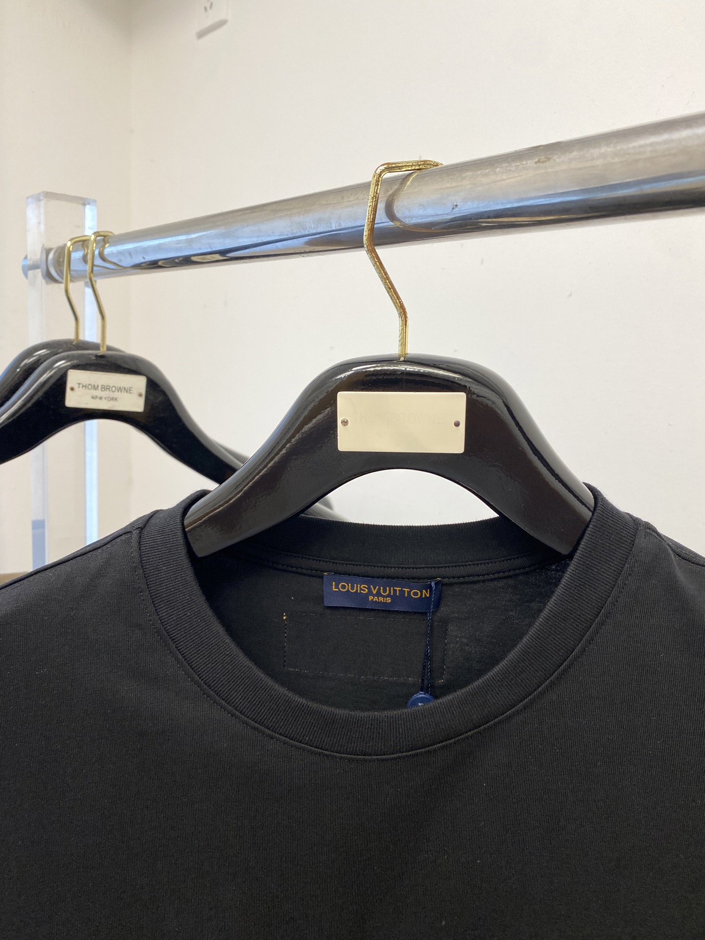 路易威登、2025最新款短袖T恤，帅气时尚，胸口精致刺绣字母logo，简约百搭款。面料棉 不仅挺括，保持