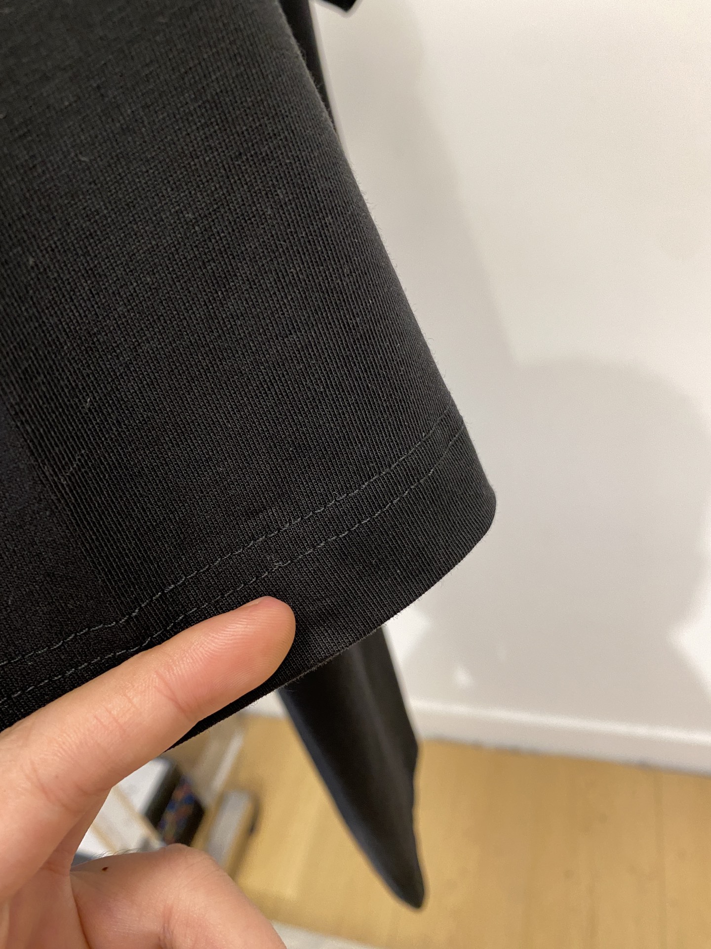 路易威登、2025最新款短袖T恤，帅气时尚，胸口精致刺绣字母logo，简约百搭款。面料棉 不仅挺括，保持