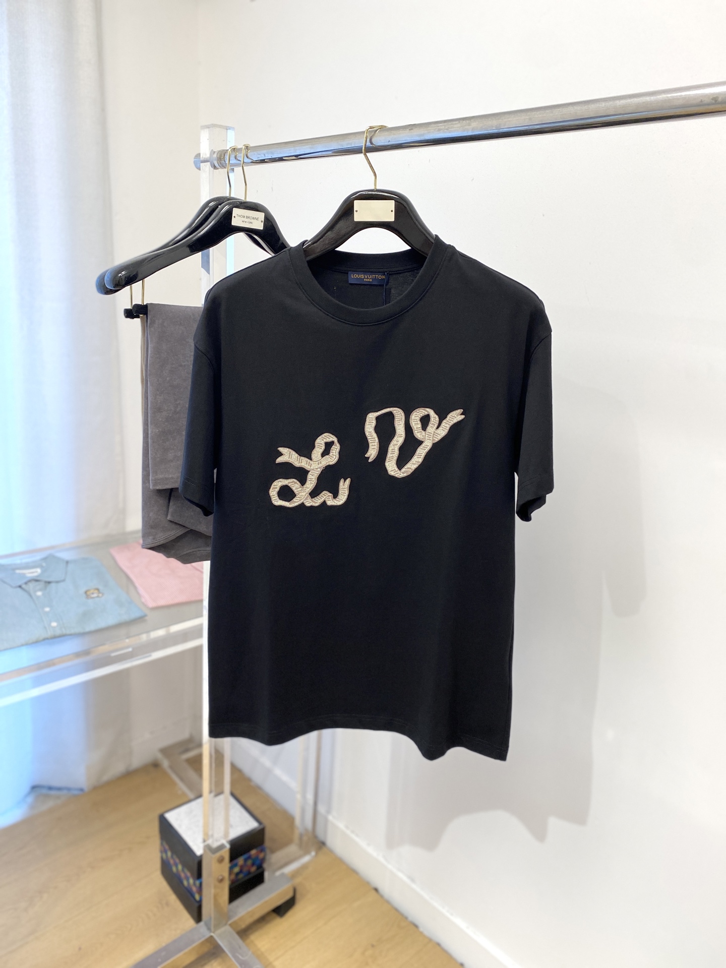 路易威登、2025最新款短袖T恤，帅气时尚，胸口精致刺绣字母logo，简约百搭款。面料棉 不仅挺括，保持