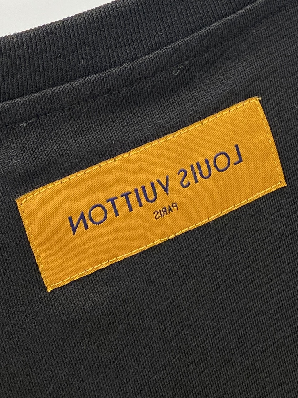 路易威登、2025最新款短袖T恤，帅气时尚，胸口精致刺绣字母logo，简约百搭款。面料棉 不仅挺括，保持