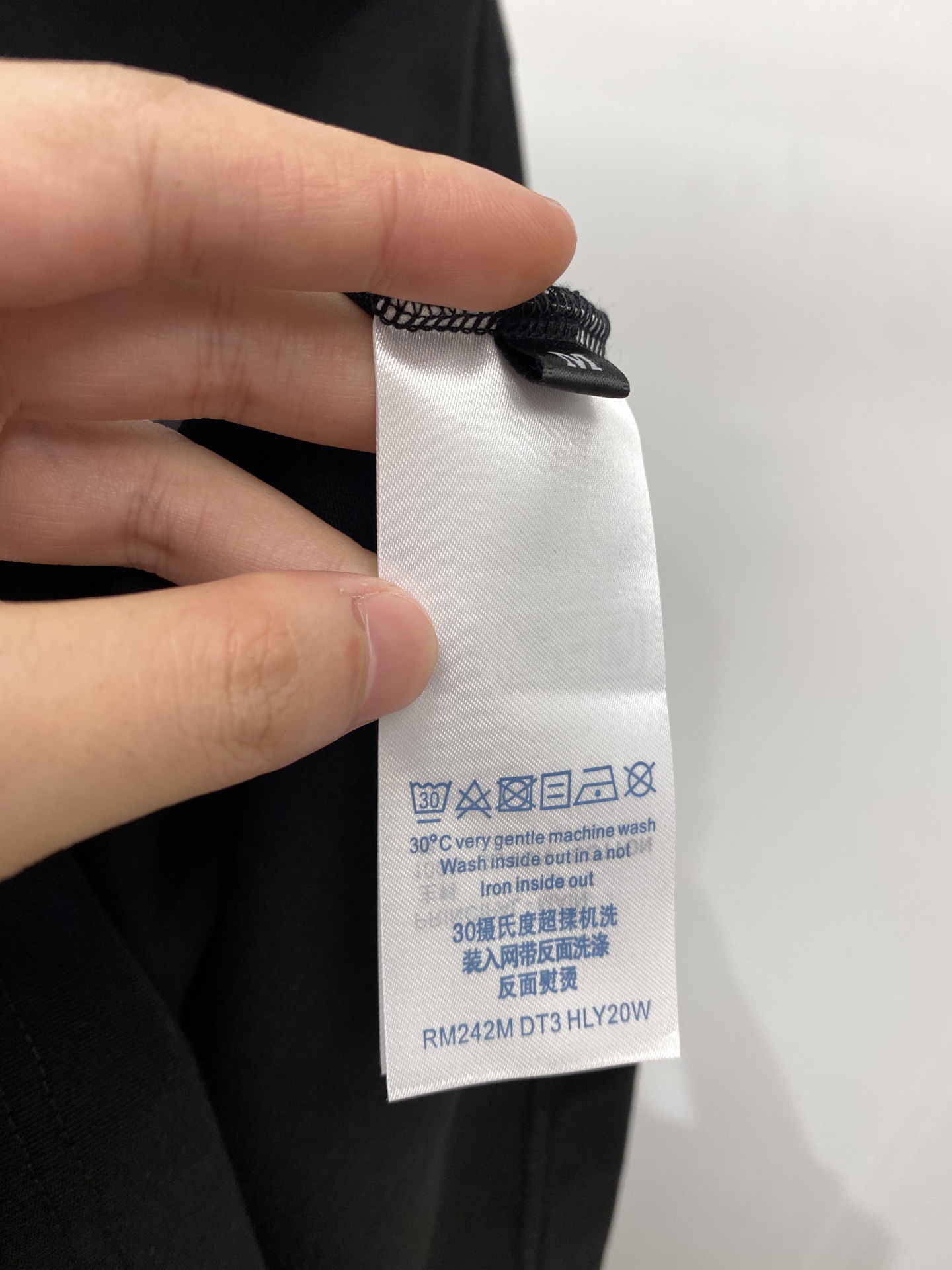 路易威登、2025最新款短袖T恤，帅气时尚，胸口精致刺绣字母logo，简约百搭款。面料棉 不仅挺括，保持