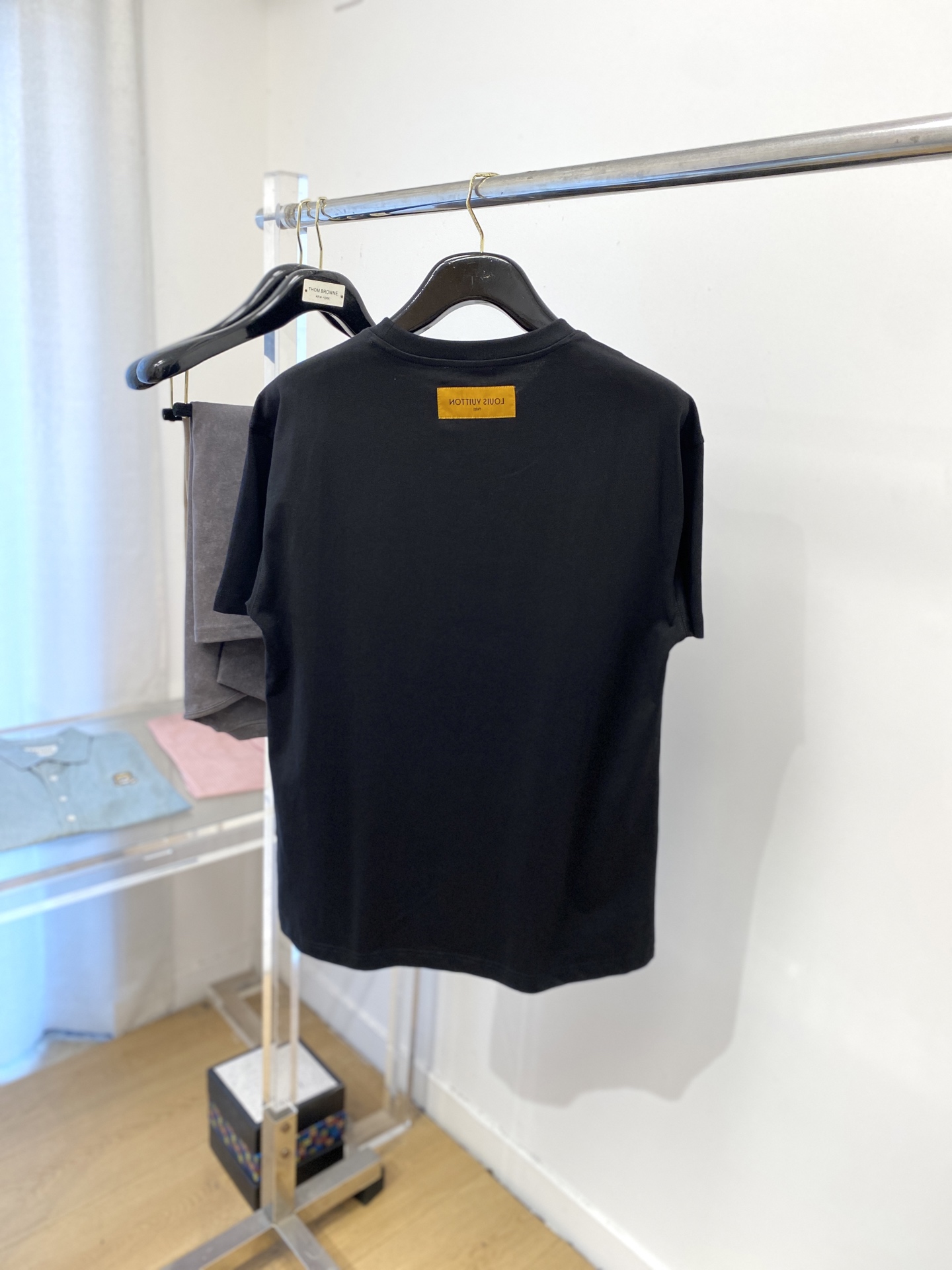 路易威登、2025最新款短袖T恤，帅气时尚，胸口精致刺绣字母logo，简约百搭款。面料棉 不仅挺括，保持