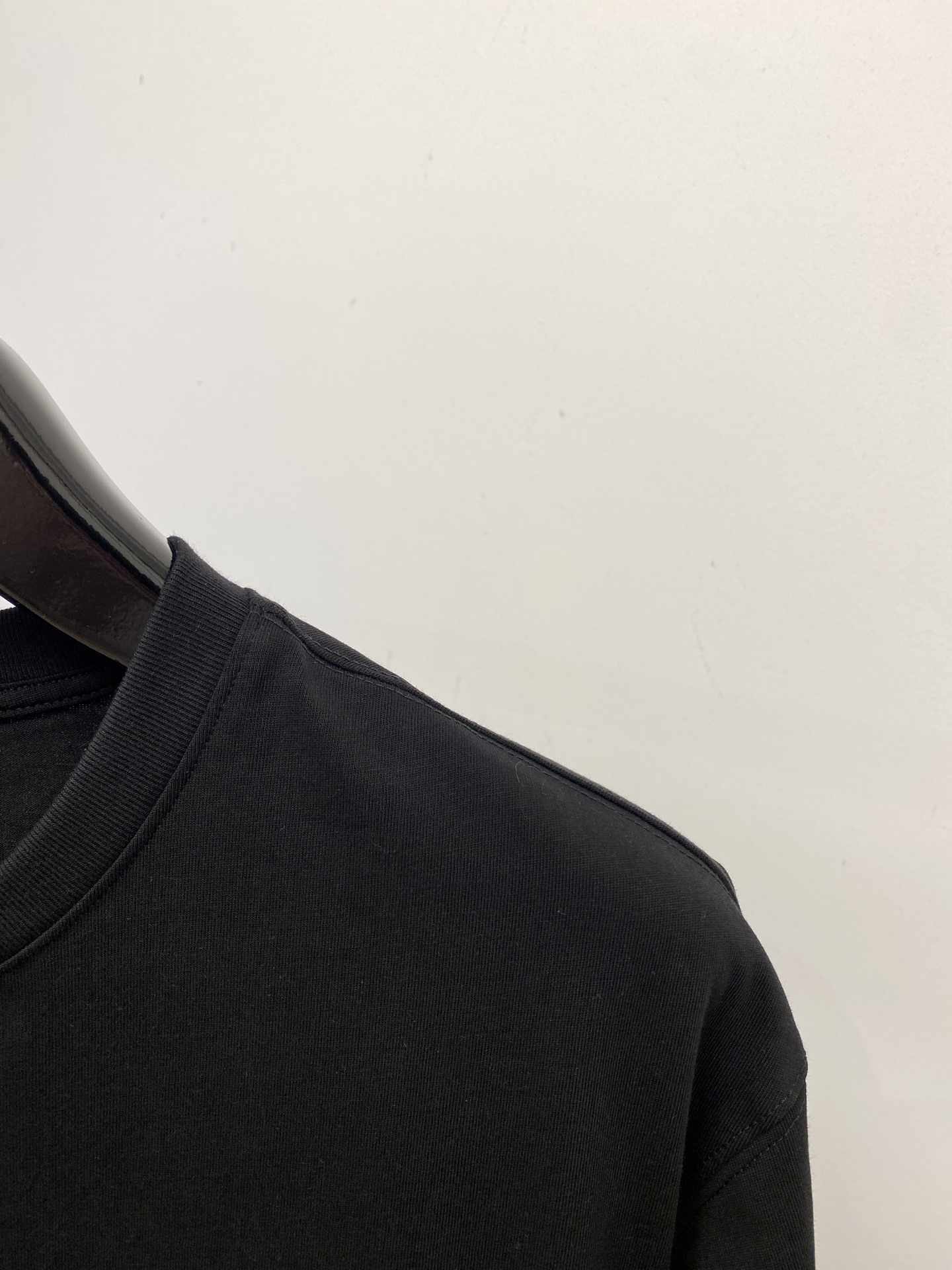 路易威登、2025最新款短袖T恤，帅气时尚，胸口精致刺绣字母logo，简约百搭款。面料棉 不仅挺括，保持