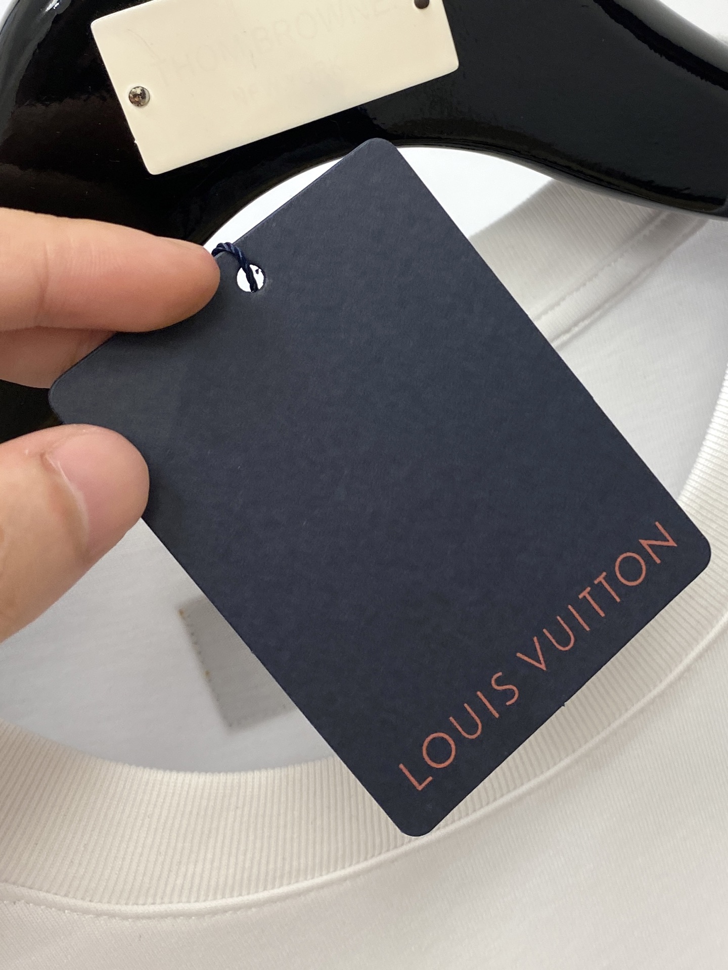 路易威登、2025最新款短袖T恤，帅气时尚，胸口精致刺绣字母logo，简约百搭款。面料棉 不仅挺括，保持