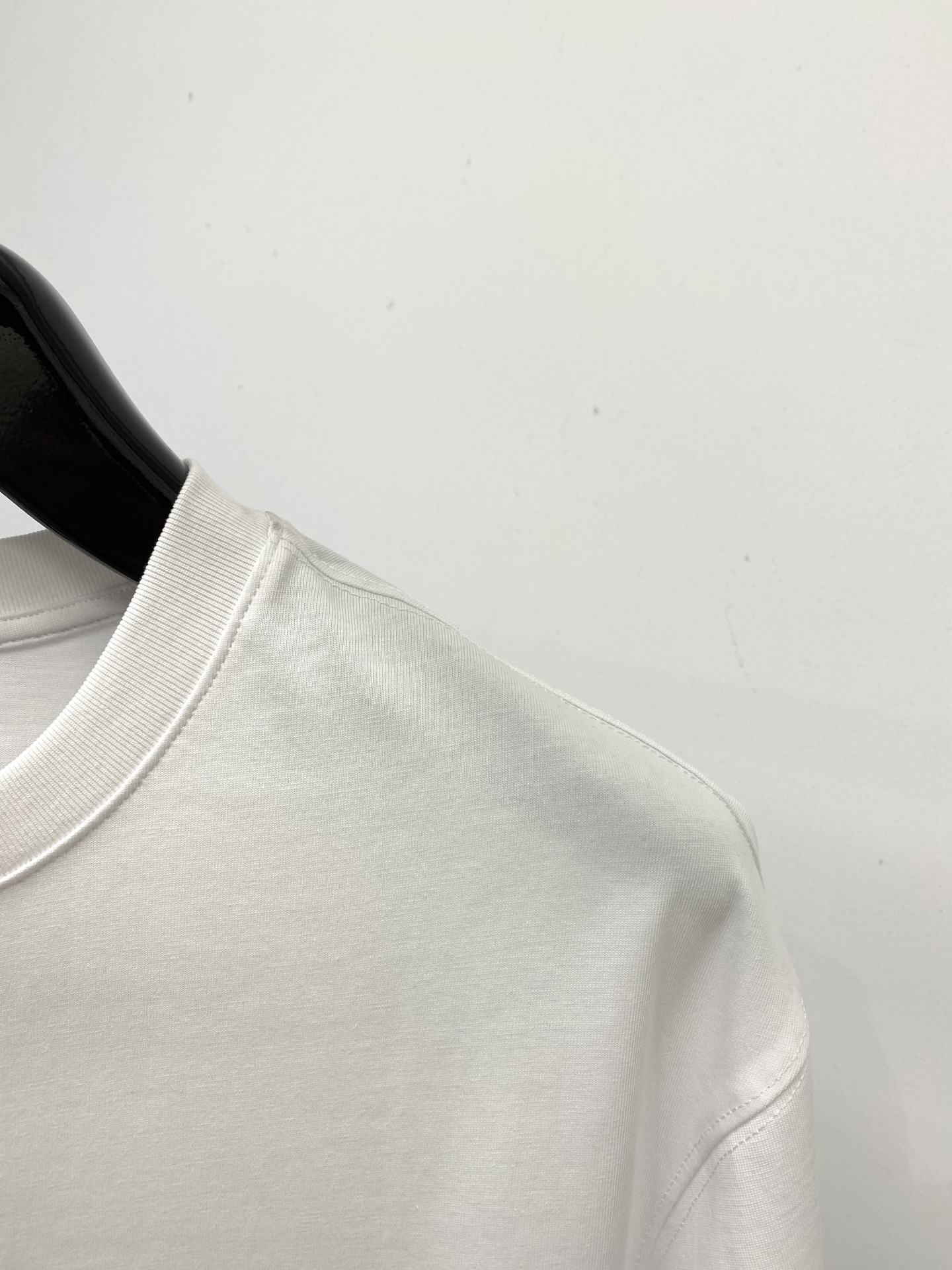 路易威登、2025最新款短袖T恤，帅气时尚，胸口精致刺绣字母logo，简约百搭款。面料棉 不仅挺括，保持