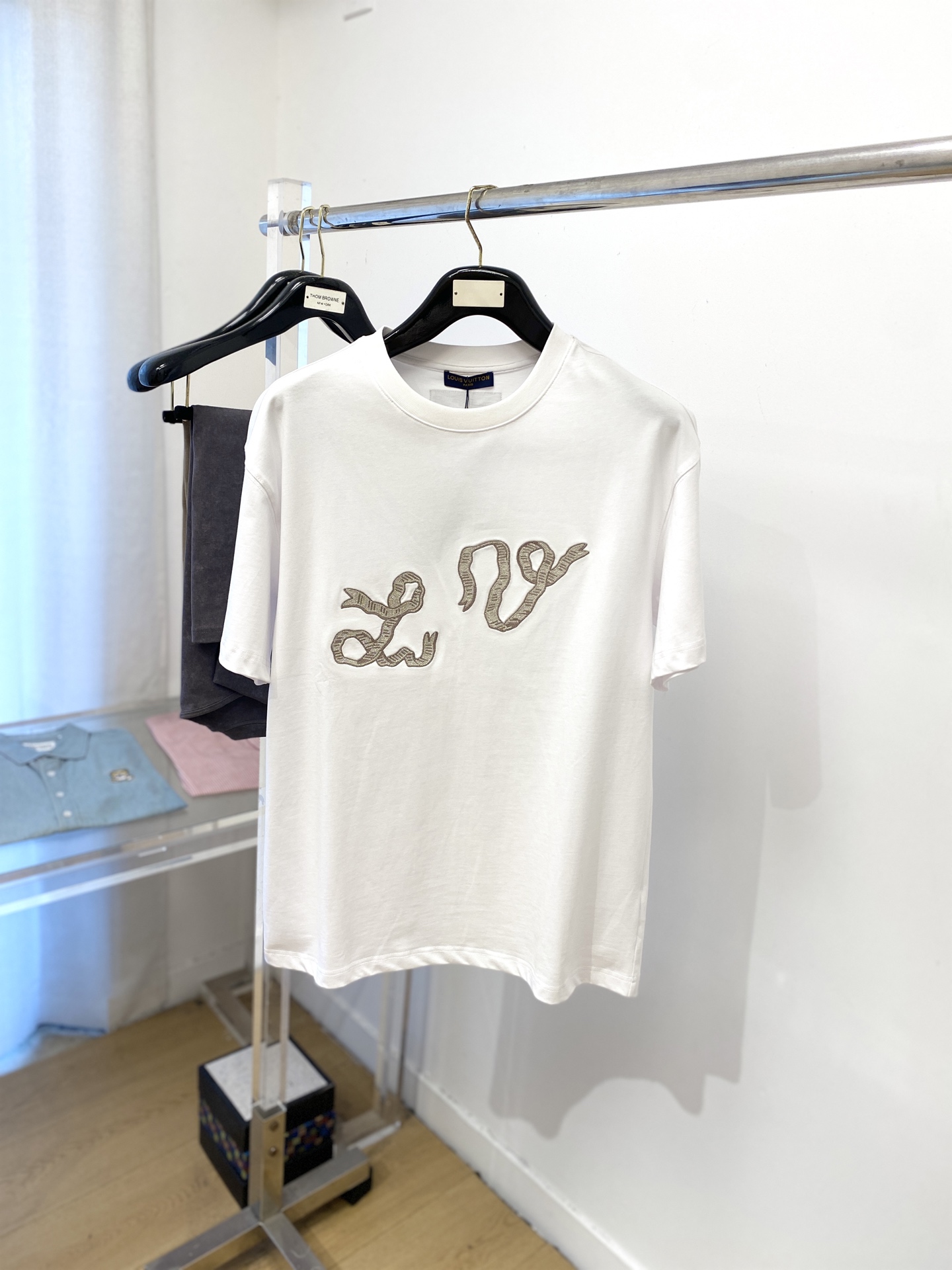 NO:514010,Louis Vuitton, the latest short-sleeved T-shirt in 2025, handsome and fashionable, exquisite embroidered letter logo on the chest, simple and versatile style. The fabric cotton is not only crisp, maintains the trendy silhouette, but also comfortable to wear, and the yarn is more delicate, S-XXL,,louis vuitton, T-shirt,tees, t-shirt,alexander wang19860909路易威登、2025最新款短袖T恤,帅气时尚,胸口精致刺绣字母logo,简约百搭款.面料棉 不仅挺括,保持潮流的廓形,又穿着舒适,纱织更细腻,码数S-XXL,,louis vuitton,T-shirt,tees，t-shirt,alexander wang,Men's clothing