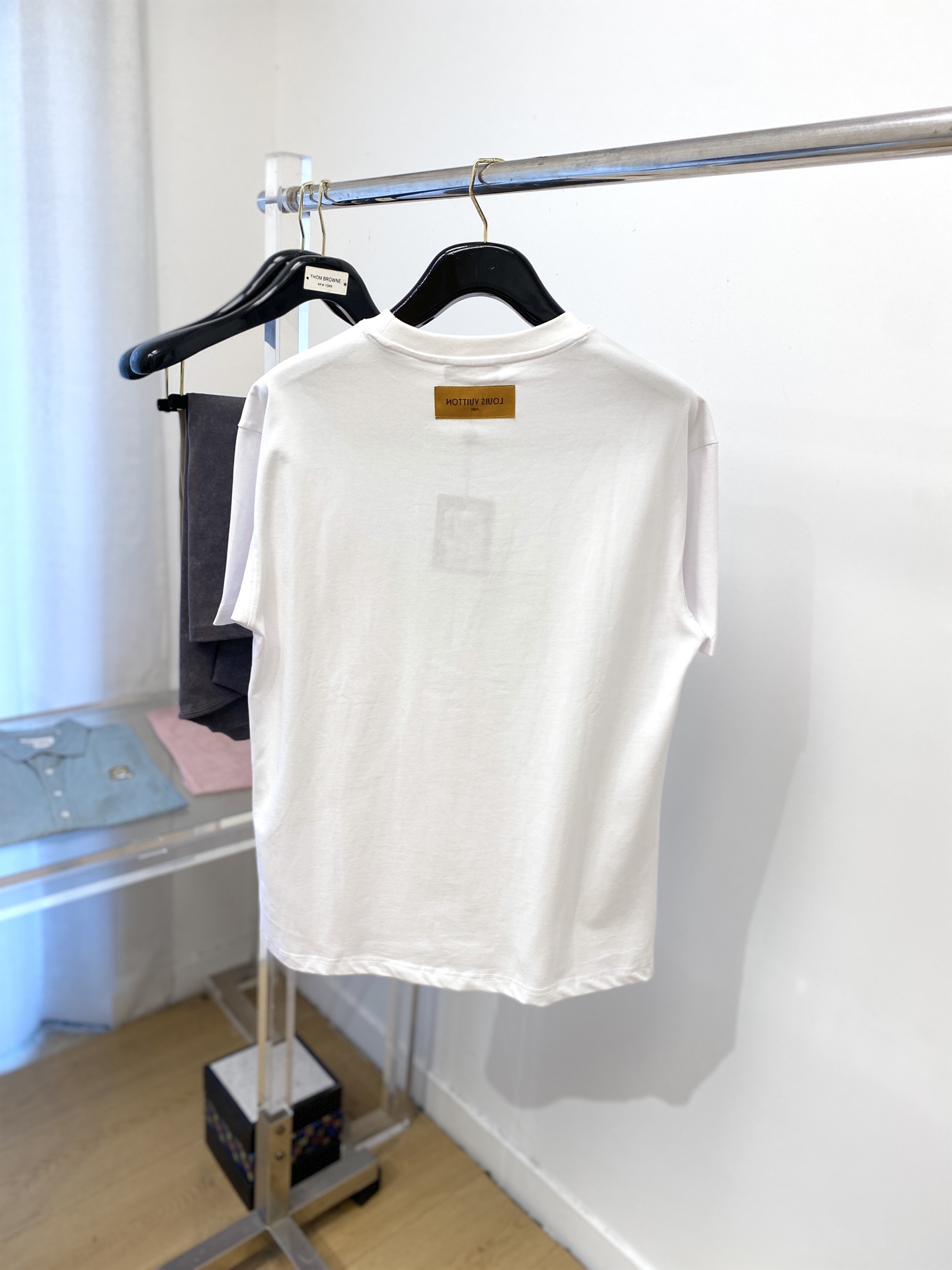 路易威登、2025最新款短袖T恤，帅气时尚，胸口精致刺绣字母logo，简约百搭款。面料棉 不仅挺括，保持