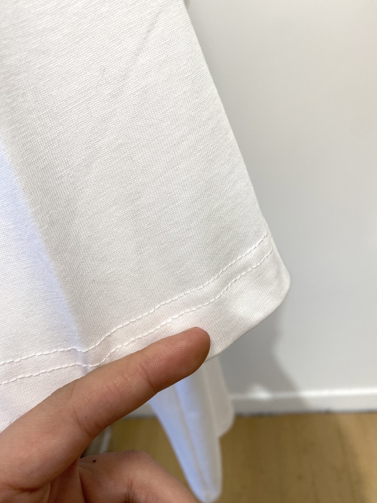 路易威登、2025最新款短袖T恤，帅气时尚，胸口精致刺绣字母logo，简约百搭款。面料棉 不仅挺括，保持