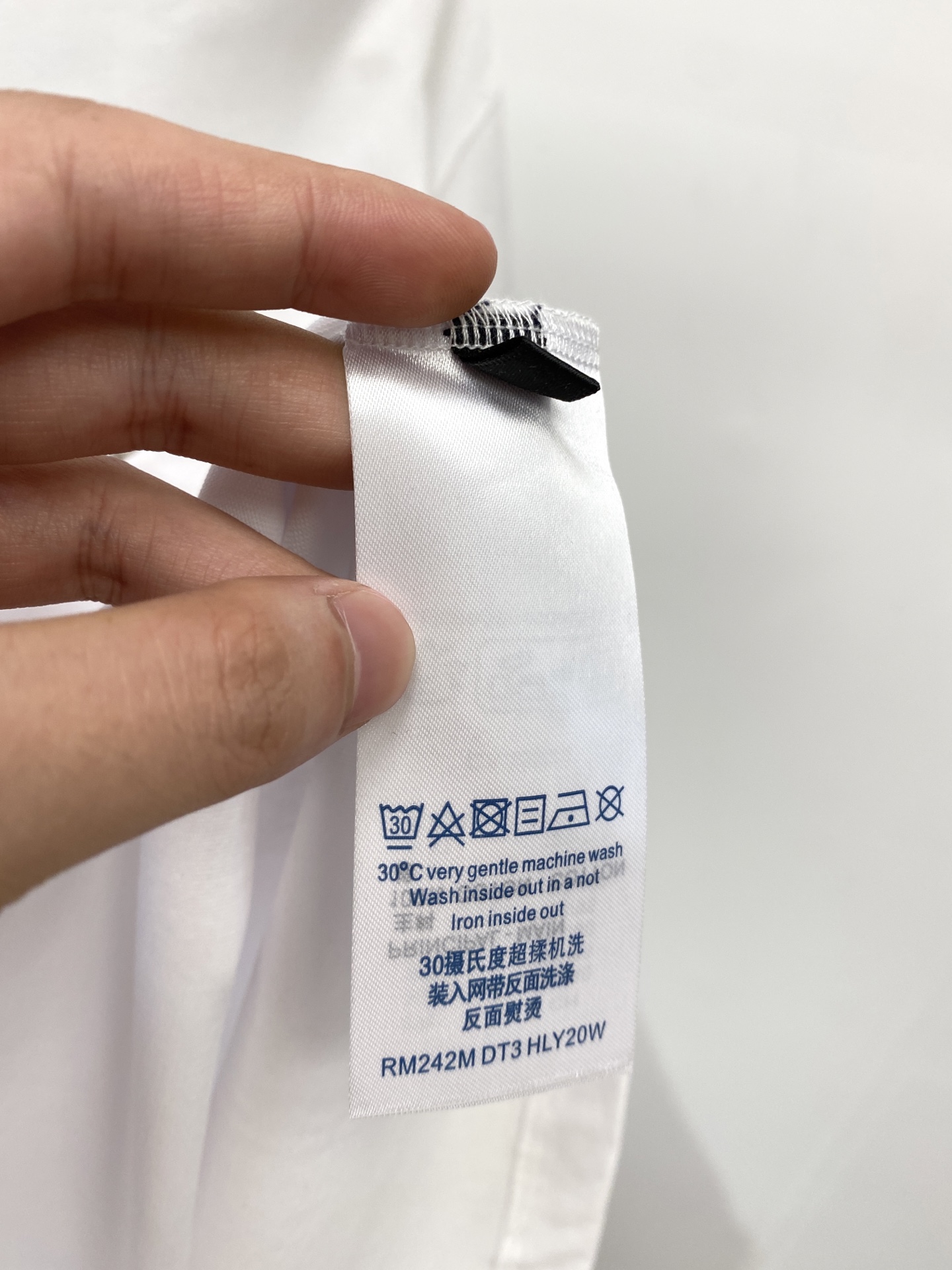 路易威登、2025最新款短袖T恤，帅气时尚，胸口精致刺绣字母logo，简约百搭款。面料棉 不仅挺括，保持