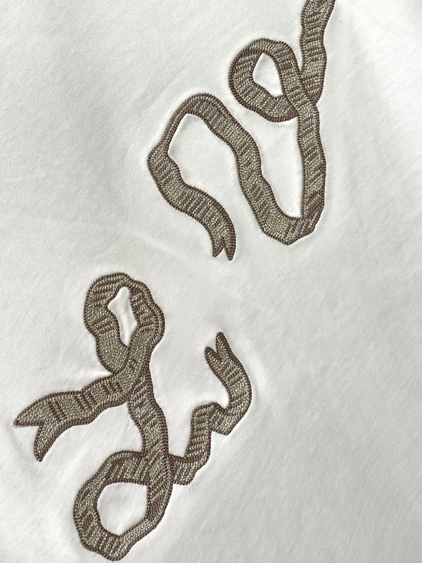 路易威登、2025最新款短袖T恤，帅气时尚，胸口精致刺绣字母logo，简约百搭款。面料棉 不仅挺括，保持