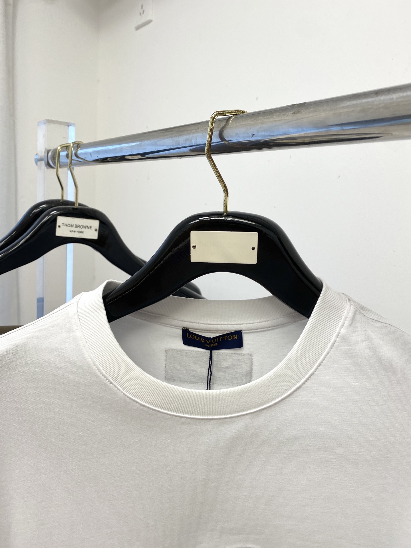 路易威登、2025最新款短袖T恤，帅气时尚，胸口精致刺绣字母logo，简约百搭款。面料棉 不仅挺括，保持