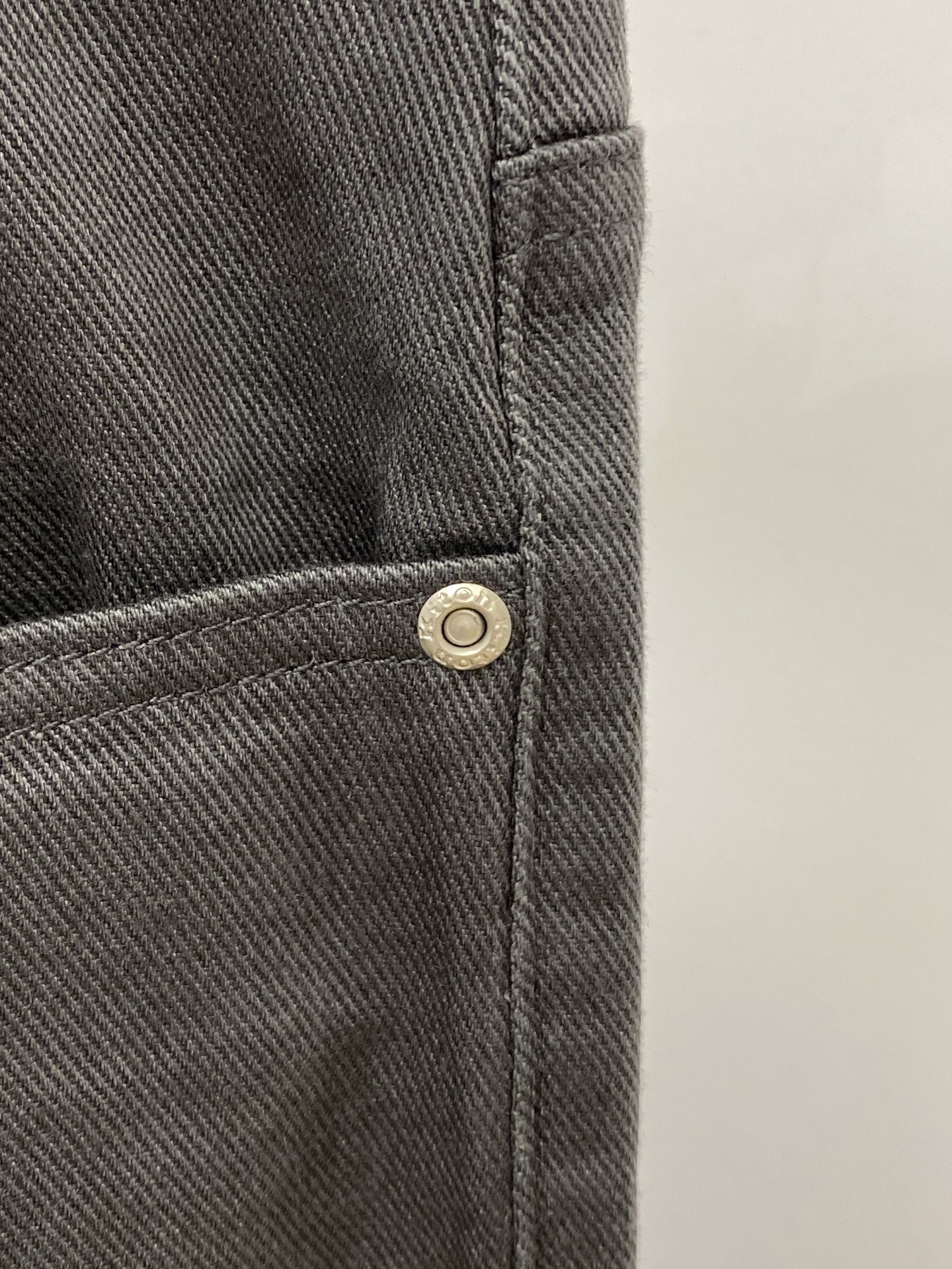 Kiton 2025 Latest Water-Washed Recreational Jeans with Original Hardware and Comfort. - 图片 5