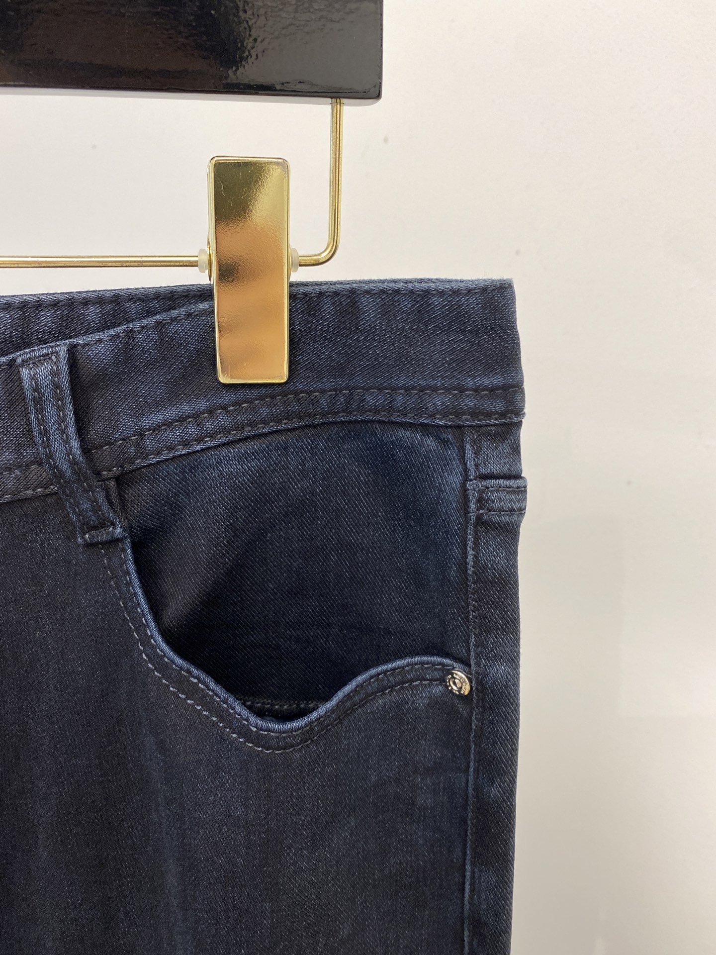 2025 Latest Kiton Recreational Jeans with Water-Washed Fabric and Original Hardware Decorator Logo - 图片 4