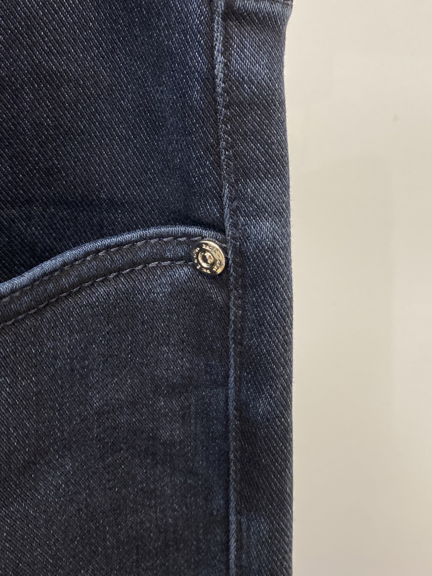 2025 Latest Kiton Recreational Jeans with Water-Washed Fabric and Original Hardware Decorator Logo - 图片 5