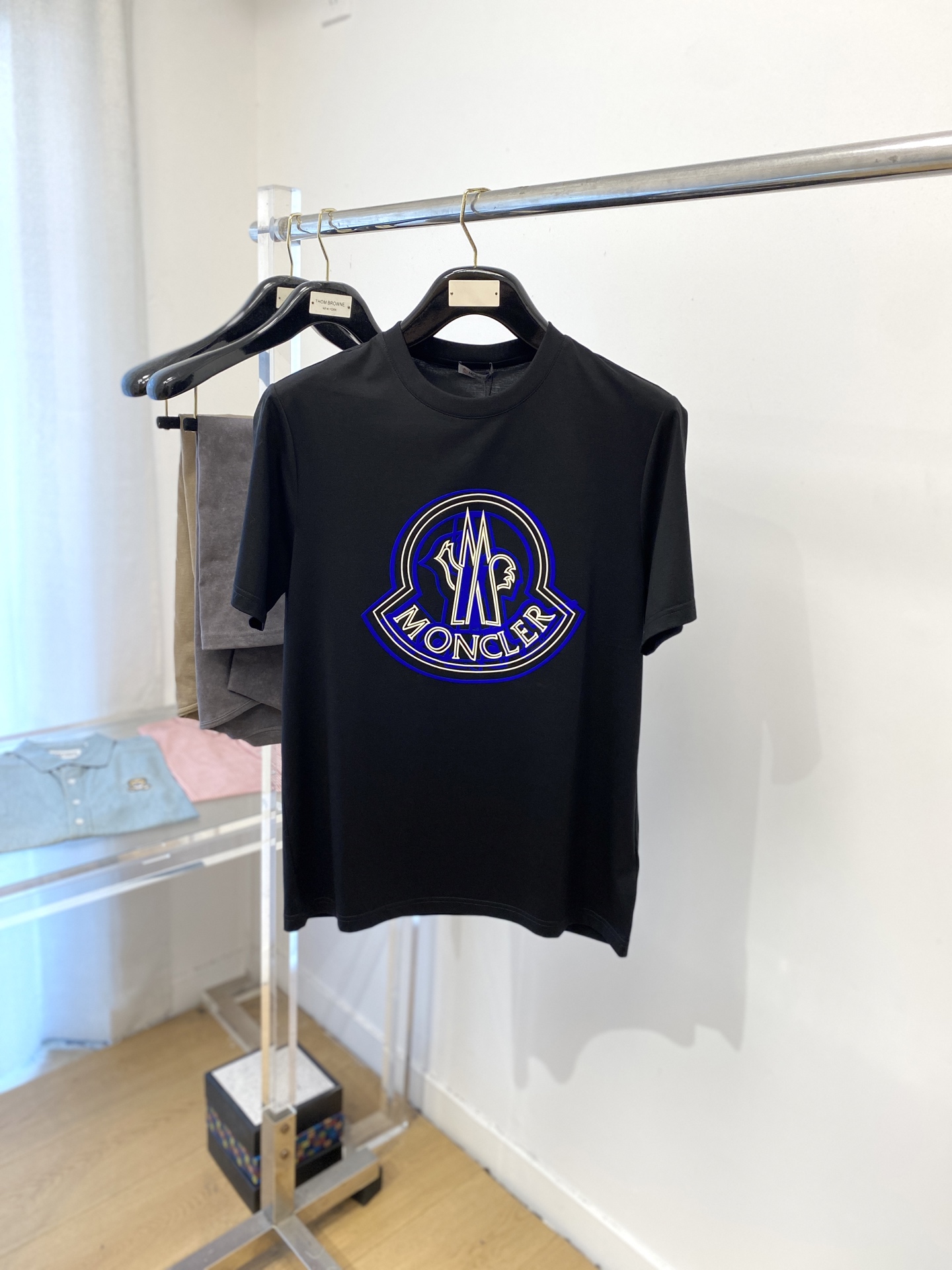 NO:472947,The latest short-sleeved T-shirt in 2025, handsome and fashionable, top-grade glue-printed pattern letter logo on the chest, simple and versatile style. The fabric cotton is not only crisp, maintains the trendy silhouette, but also comfortable to wear, and the yarn is more delicate, the number M-3XL, Moncler, T-shirt,tees, t-shirt,alexander wang19860909蒙口、2025最新款短袖T恤,帅气时尚,胸口顶级印胶图案字母logo,简约百搭款.面料棉 不仅挺括,保持潮流的廓形,又穿着舒适,纱织更细腻,码数M-3XL,,Moncler,T-shirt,tees，t-shirt,alexander wang,Men's clothing