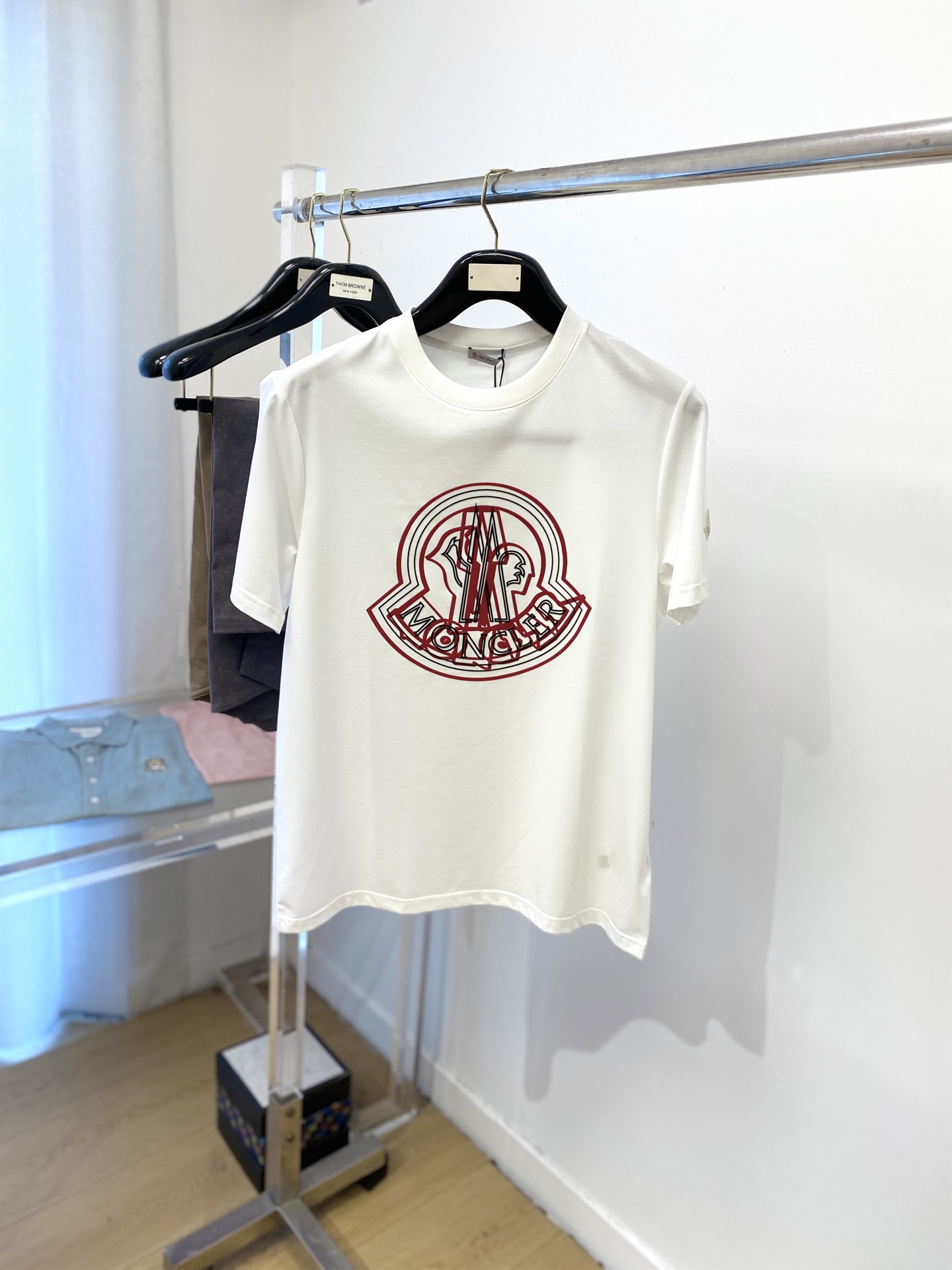 NO:472953,The latest short-sleeved T-shirt in 2025, handsome and fashionable, top-grade glue-printed pattern letter logo on the chest, simple and versatile style. The fabric cotton is not only crisp, maintains the trendy silhouette, but also comfortable to wear, and the yarn is more delicate, the number M-3XL, Moncler, T-shirt,tees, t-shirt,alexander wang19860909蒙口、2025最新款短袖T恤,帅气时尚,胸口顶级印胶图案字母logo,简约百搭款.面料棉 不仅挺括,保持潮流的廓形,又穿着舒适,纱织更细腻,码数M-3XL,,Moncler,T-shirt,tees，t-shirt,alexander wang,Men's clothing