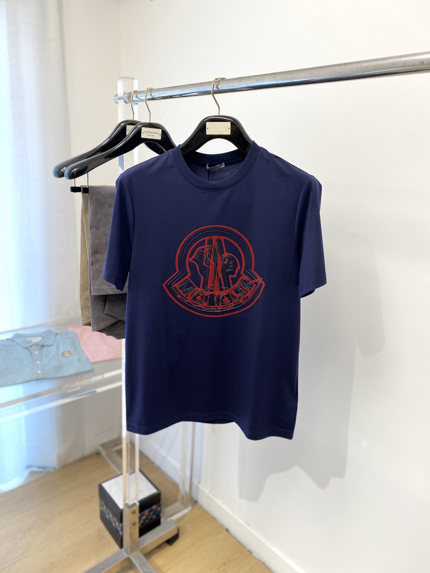 NO:472959,The latest short-sleeved T-shirt in 2025, handsome and fashionable, top-grade glue-printed pattern letter logo on the chest, simple and versatile style. The fabric cotton is not only crisp, maintains the trendy silhouette, and is also comfortable to wear, and the yarn is more delicate. The number of codes M-3XL, loro piana, Moncler, T-shirt, tees, t-shirt, alexander wang19860909蒙口、2025最新款短袖T恤,帅气时尚,胸口顶级印胶图案字母logo,简约百搭款.面料棉 不仅挺括,保持潮流的廓形,又穿着舒适,纱织更细腻,码数M-3XL,,loro piana,Moncler,T-shirt,tees，t-shirt,alexander wang,Men's clothing