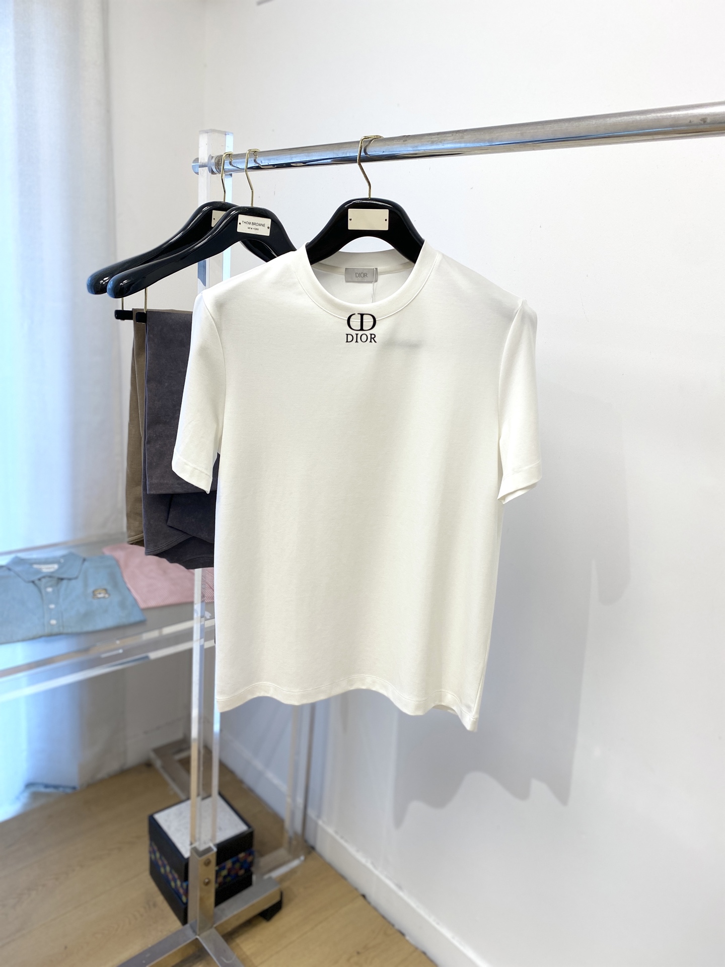 NO:472965,Dior, 2025's latest short-sleeved T-shirt, handsome and fashionable, top-grade printed letter logo on the chest, simple and versatile style. Fabric cotton is not only crisp, maintains a fashionable silhouette, but also comfortable to wear, and the yarn is more delicate, the number M-3XL,,dior, T-shirt,tees, t-shirt,alexander wang19860909迪奥、2025最新款短袖T恤,帅气时尚,胸口顶级印花字母logo,简约百搭款.面料棉 不仅挺括,保持潮流的廓形,又穿着舒适,纱织更细腻,码数M-3XL,,dior,T-shirt,tees，t-shirt,alexander wang,Men's clothing