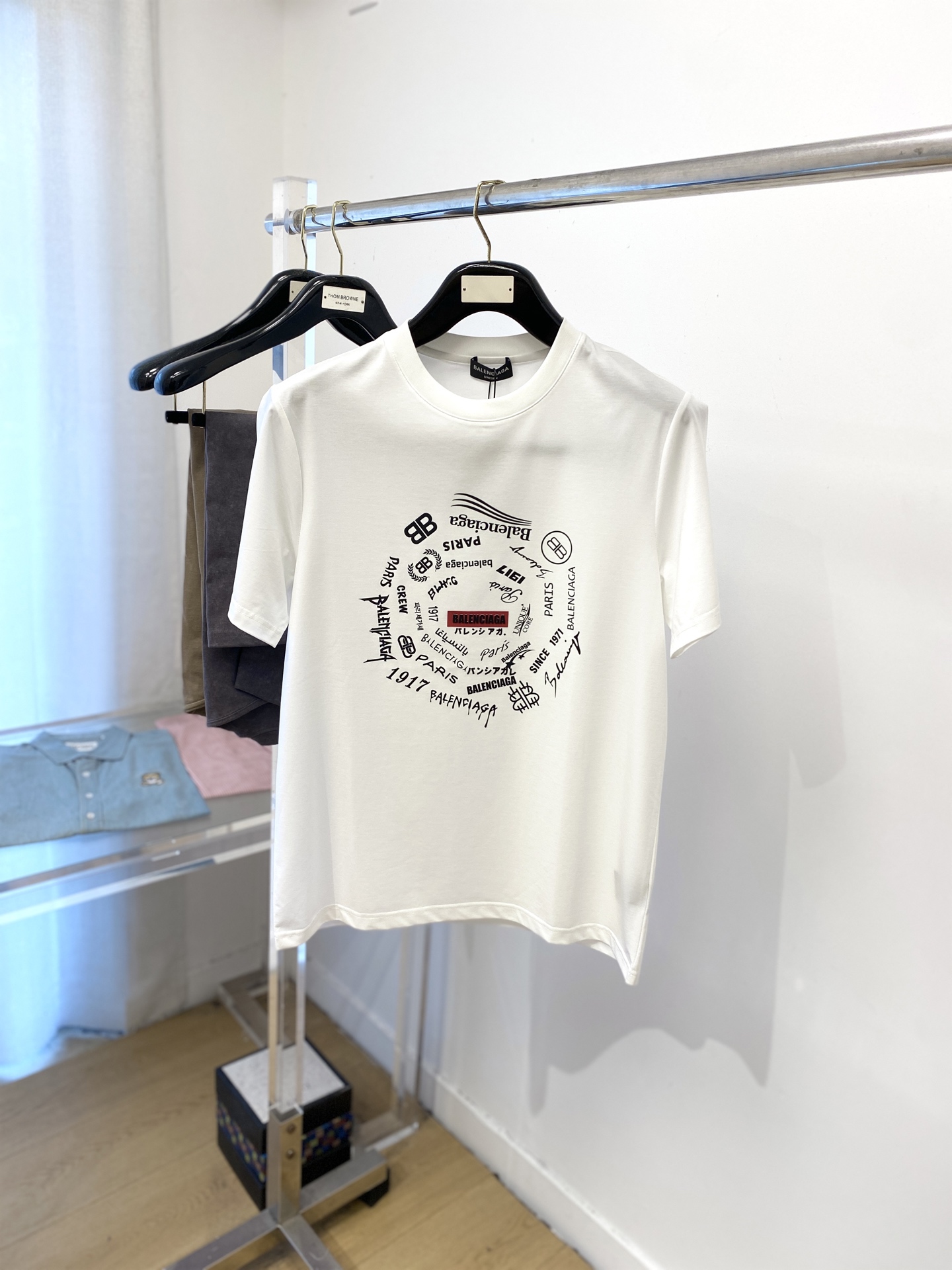 NO:472971,Balenciaga, the latest short-sleeved T-shirt in 2025, handsome and fashionable, top-grade printed letter logo on the chest, simple and versatile style. The fabric cotton is not only crisp, maintains the trendy silhouette, but also comfortable to wear, and the yarn is more delicate, the number M-3XL, balenciaga, T-shirt, tees, t-shirt, alexander wang19860909巴黎世家、2025最新款短袖T恤,帅气时尚,胸口顶级印花字母logo,简约百搭款.面料棉 不仅挺括,保持潮流的廓形,又穿着舒适,纱织更细腻,码数M-3XL,,balenciaga,T-shirt,tees，t-shirt,alexander wang,Men's clothing