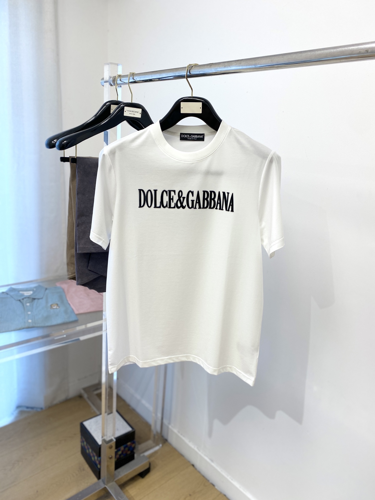 NO:470198,DG, the latest short-sleeved T-shirt in 2025, handsome and fashionable, top-grade printed letter logo on the chest, simple and versatile style. The fabric cotton is not only crisp, maintains the trendy silhouette, and is comfortable to wear, and the yarn is more delicate, the number M-3XL, T-shirt,tees, t-shirt,alexander wang19860909DG、2025最新款短袖T恤,帅气时尚,胸口顶级印胶字母logo,简约百搭款.面料棉 不仅挺括,保持潮流的廓形,又穿着舒适,纱织更细腻,码数M-3XL,,T-shirt,tees，t-shirt,alexander wang,Men's clothing