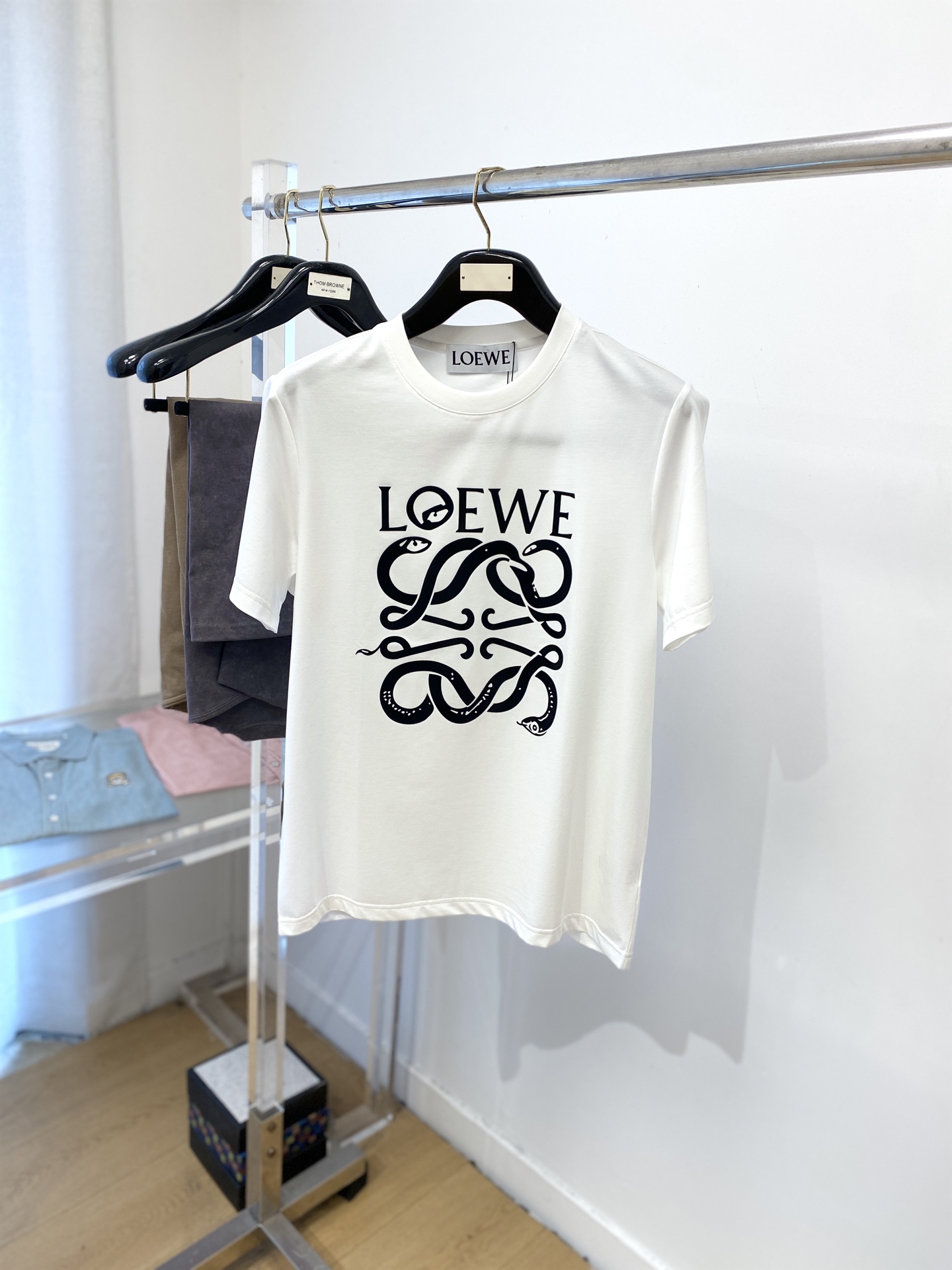 NO:470202,Luo Yiwei, the latest short-sleeved T-shirt in 2025, handsome and fashionable, top-grade glue-printed letter logo on the chest, simple and versatile style. The fabric cotton is not only crisp, maintains the trendy silhouette, but also comfortable to wear, and the yarn is more delicate, the number M-3XL, loewe, T-shirt, tees, t-shirt, alexander wang19860909罗意威、2025最新款短袖T恤,帅气时尚,胸口顶级印胶图案字母logo,简约百搭款.面料棉 不仅挺括,保持潮流的廓形,又穿着舒适,纱织更细腻,码数M-3XL,,loewe,T-shirt,tees，t-shirt,alexander wang,Men's clothing