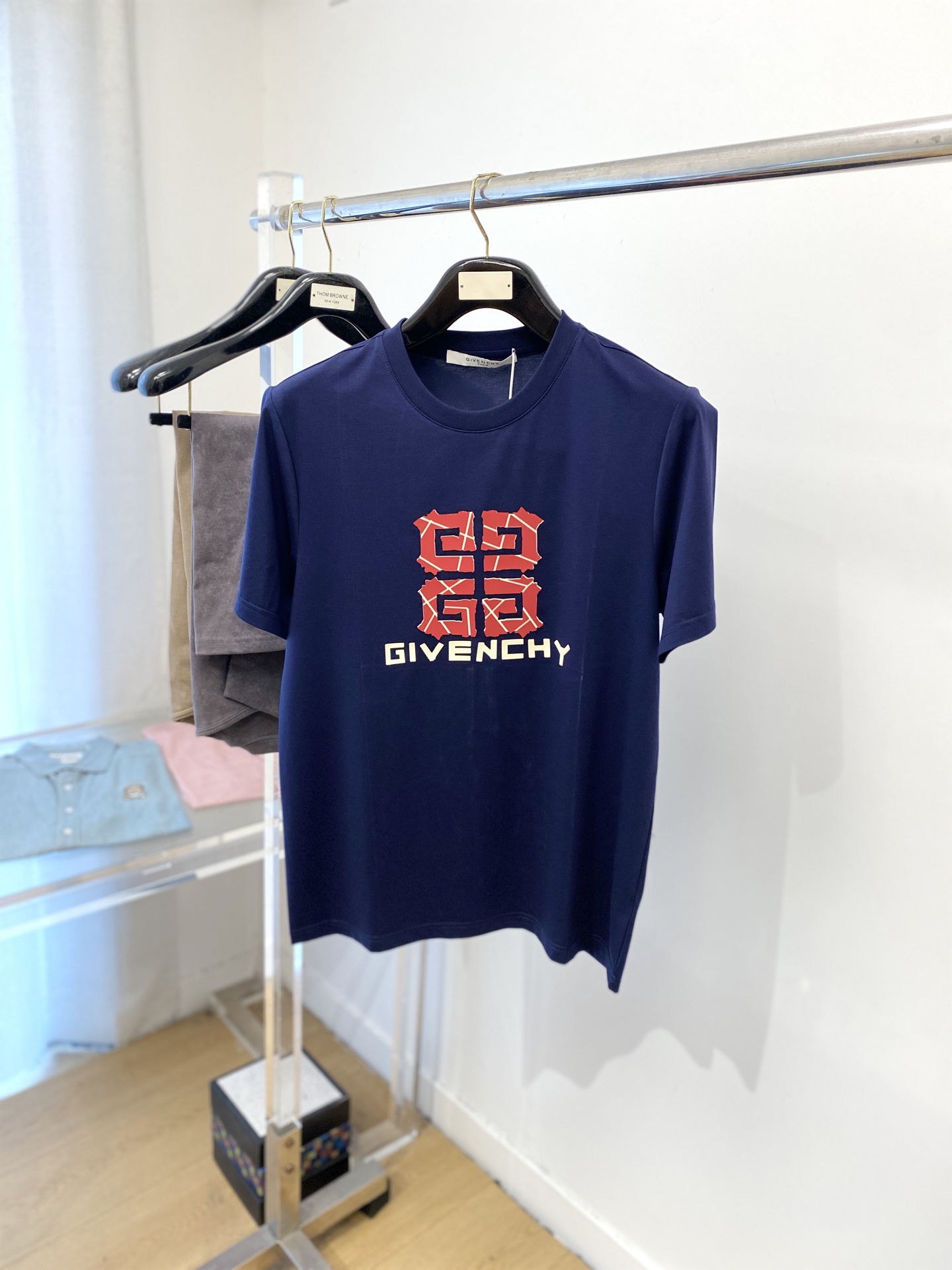 NO:470207,Givenchy, the latest short-sleeved T-shirt in 2025, handsome and fashionable, top-grade glue-printed letter logo on the chest, simple and versatile style. The fabric cotton is not only crisp, maintains the trendy silhouette, and is also comfortable to wear, and the yarn is more delicate, the number M-3XL, given, T-shirt, tees, t-shirt, alexander wang19860909纪梵希、2025最新款短袖T恤,帅气时尚,胸口顶级印胶图案字母logo,简约百搭款.面料棉 不仅挺括,保持潮流的廓形,又穿着舒适,纱织更细腻,码数M-3XL,,givenchy,T-shirt,tees，t-shirt,alexander wang,Men's clothing