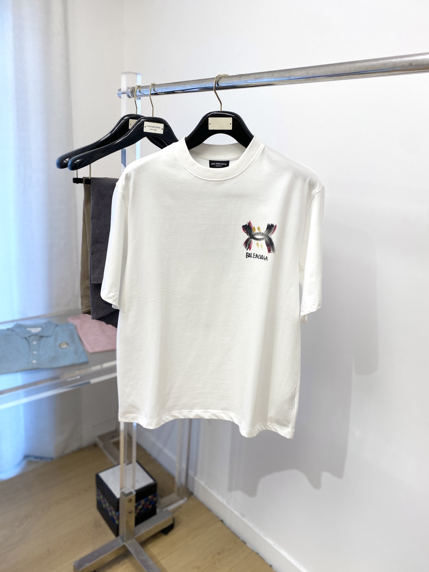 NO:470213,Balenciaga, the latest short-sleeved T-shirt in 2025, handsome and fashionable, top-grade printed pattern letter logo on the chest, simple and versatile style. The fabric cotton is not only crisp, maintains the trendy silhouette, and is comfortable to wear, and the yarn is more delicate, the number M-2XL, balenciaga, T-shirt, tees, t-shirt, alexander wang19860909巴黎世家、2025最新款短袖T恤,帅气时尚,胸前顶级印花图案字母logo,简约百搭款.面料棉 不仅挺括,保持潮流的廓形,又穿着舒适,纱织更细腻,码数M-2XL,,balenciaga,T-shirt,tees，t-shirt,alexander wang,Men's clothing